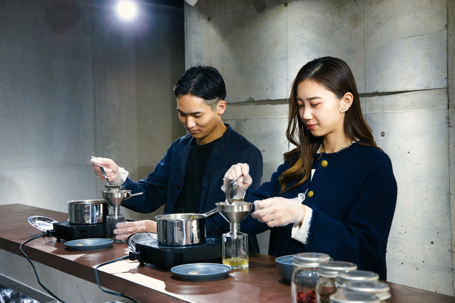 ジンジャーエールの素となるシロップを瓶に詰めます。