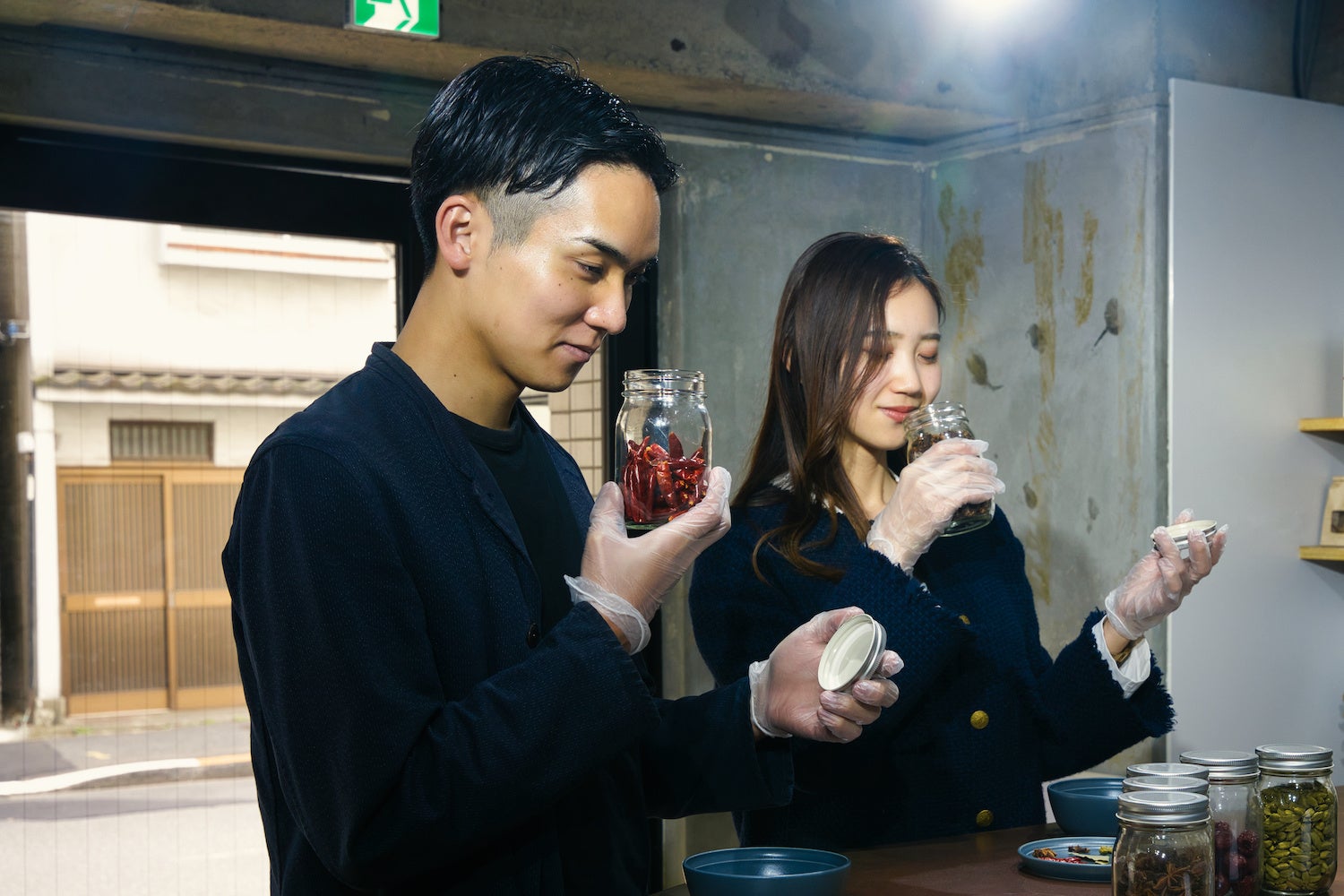 香りを確認してイメージに合うスパイスを選びます。