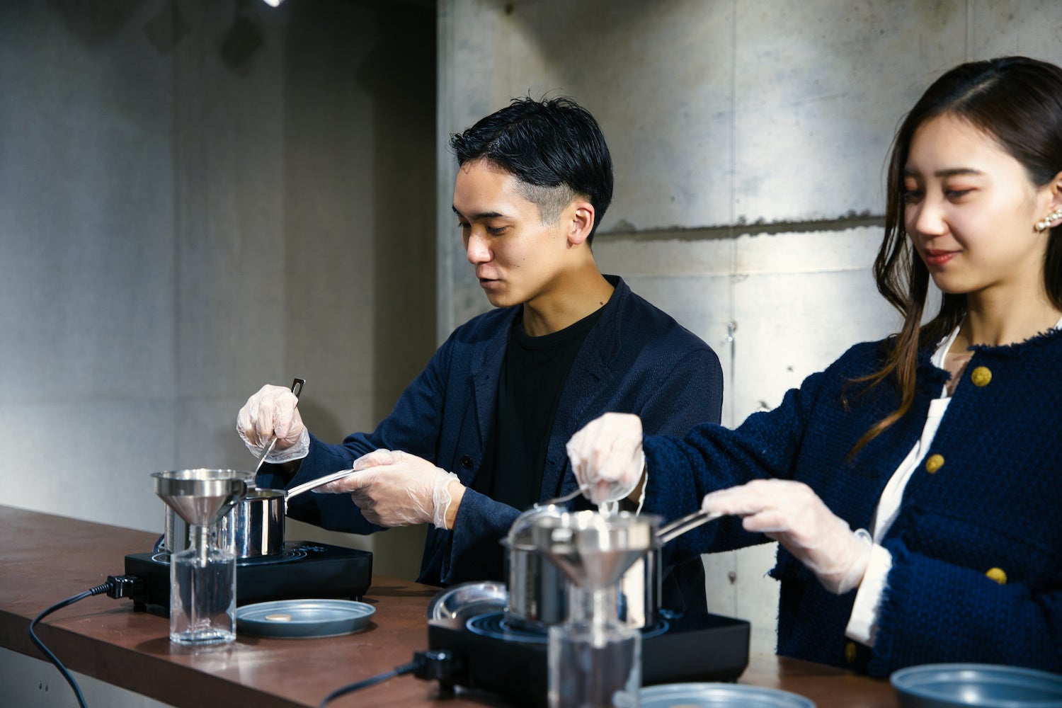 スパイスと生姜を煮込んでいきます。