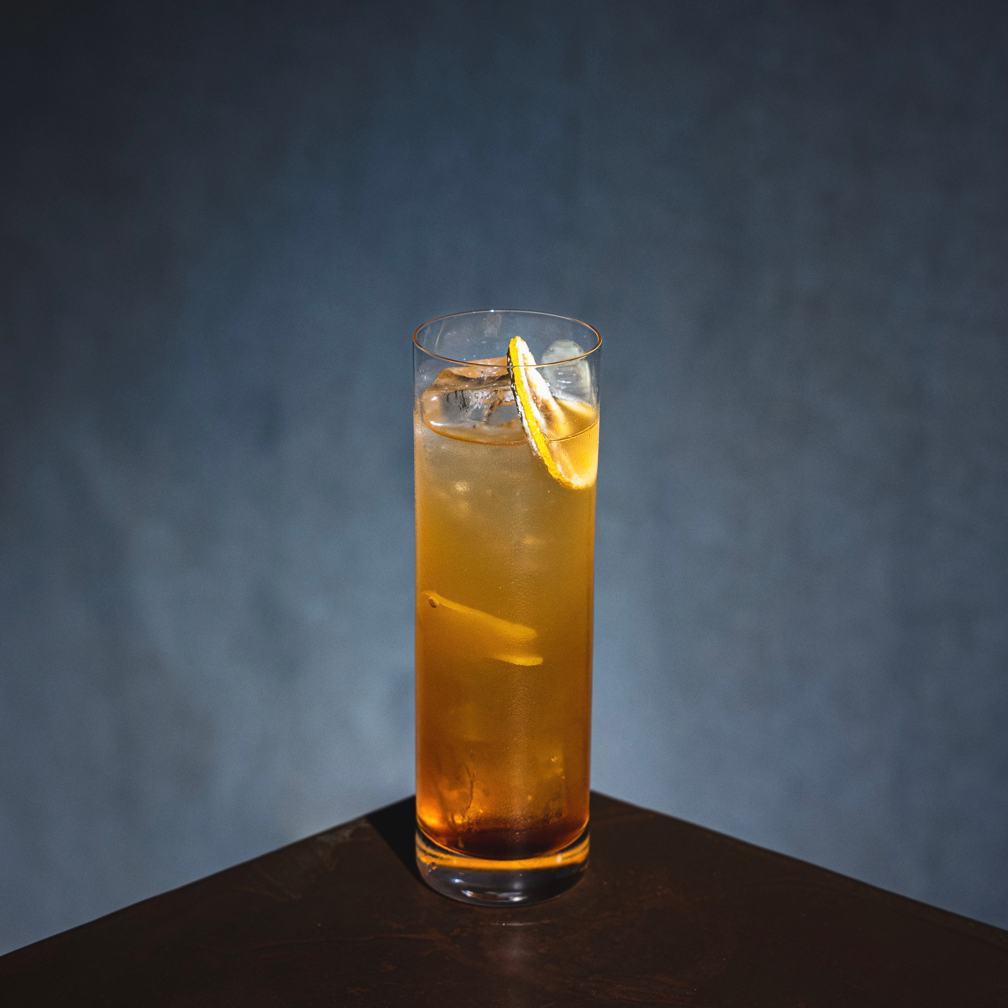 シャーリーテンプル： ジンジャーエールにグレナデンシロップ加えた、甘くて爽やかな味わいが特徴のノンアルコールカクテルです。