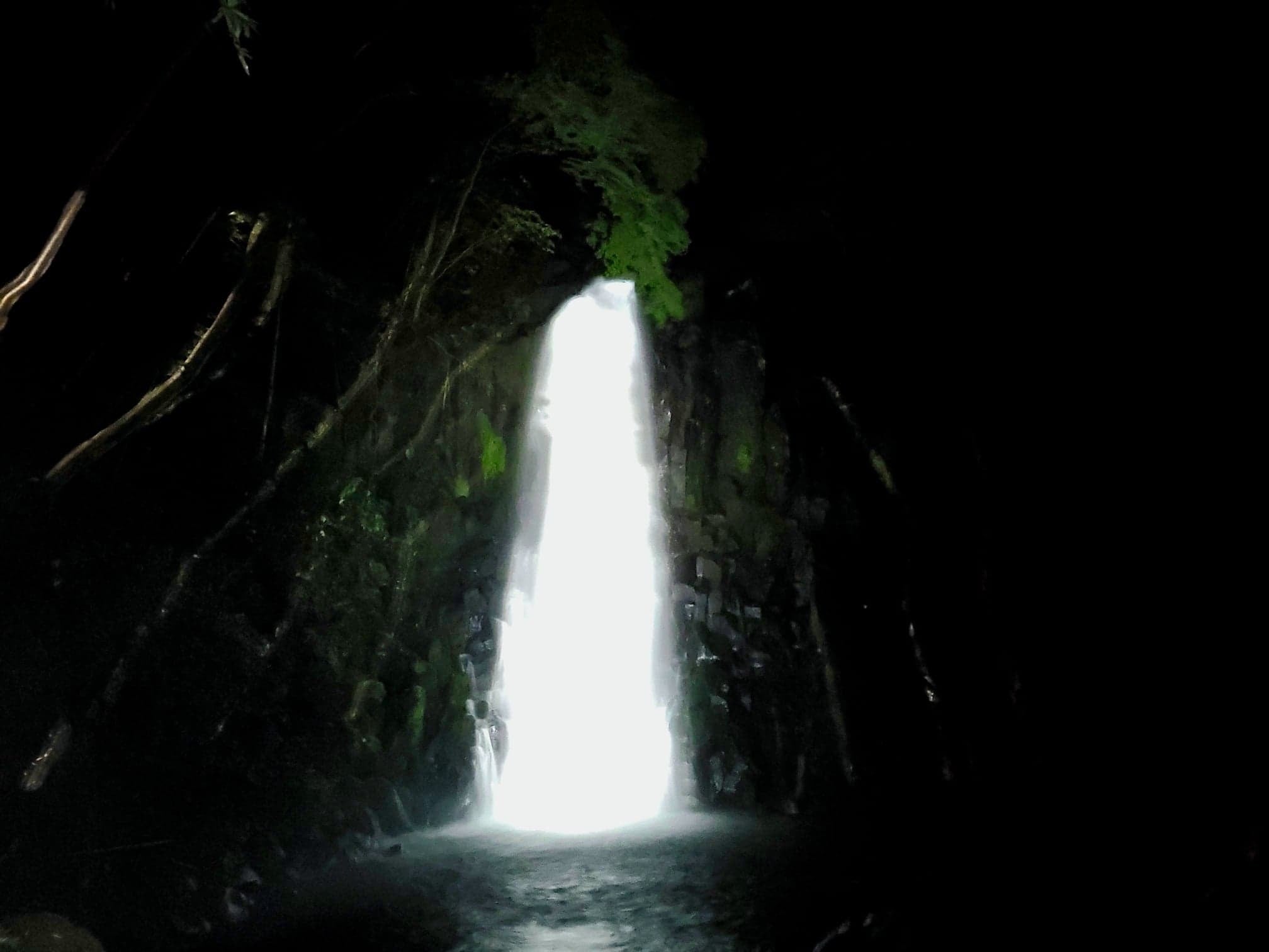 滝の下まで行けます