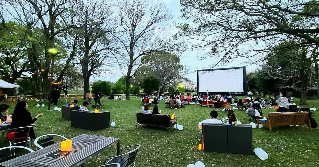 公園での野外シアター