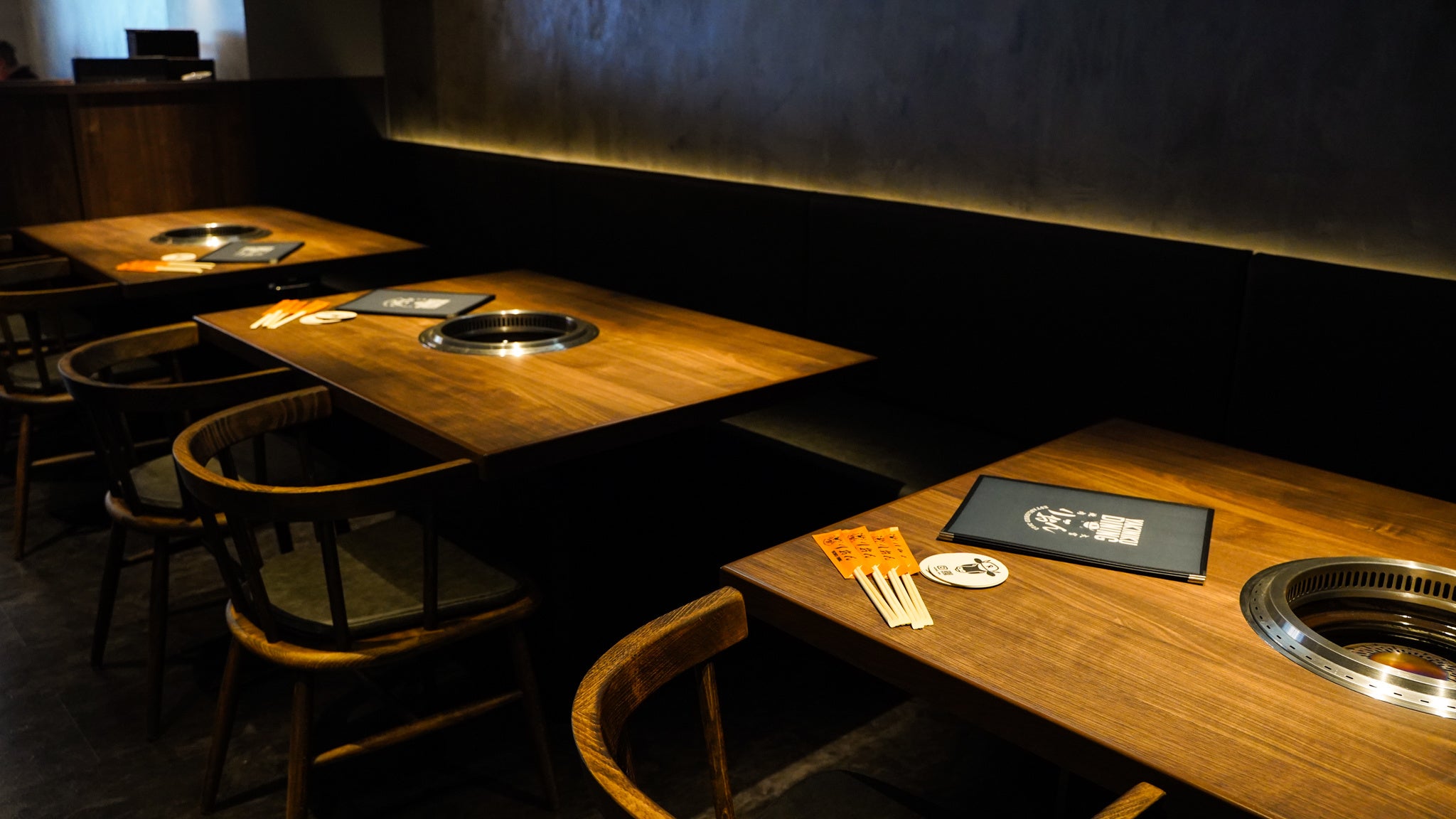 広々としたテーブル席。席ごとにカーテンで仕切ることができます。