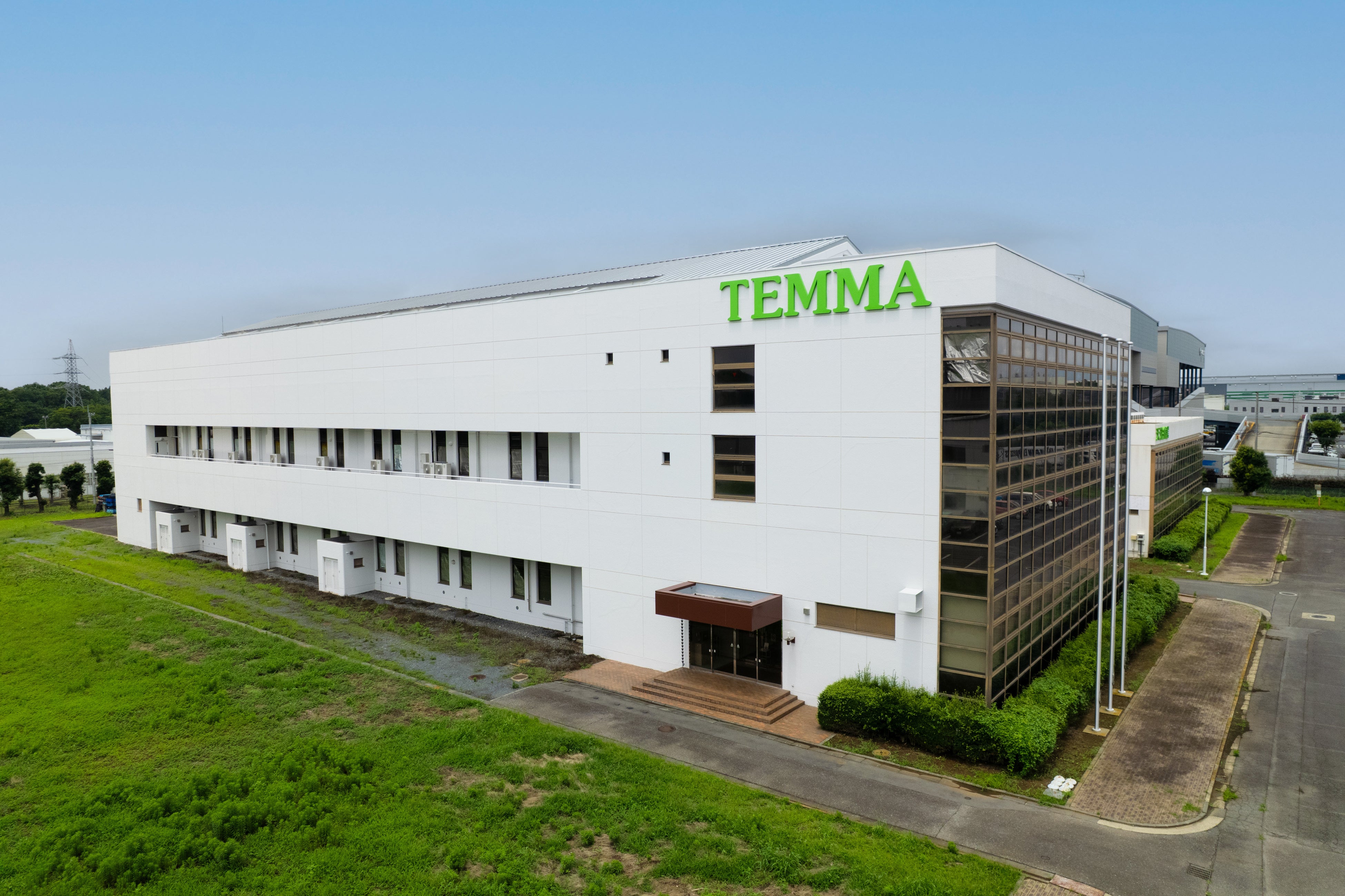 天満紙器、つくば工場に太陽光発電設備を導入。工場電力の約34％を再生可能エネルギーで賄い、脱炭素社会の実現を加速