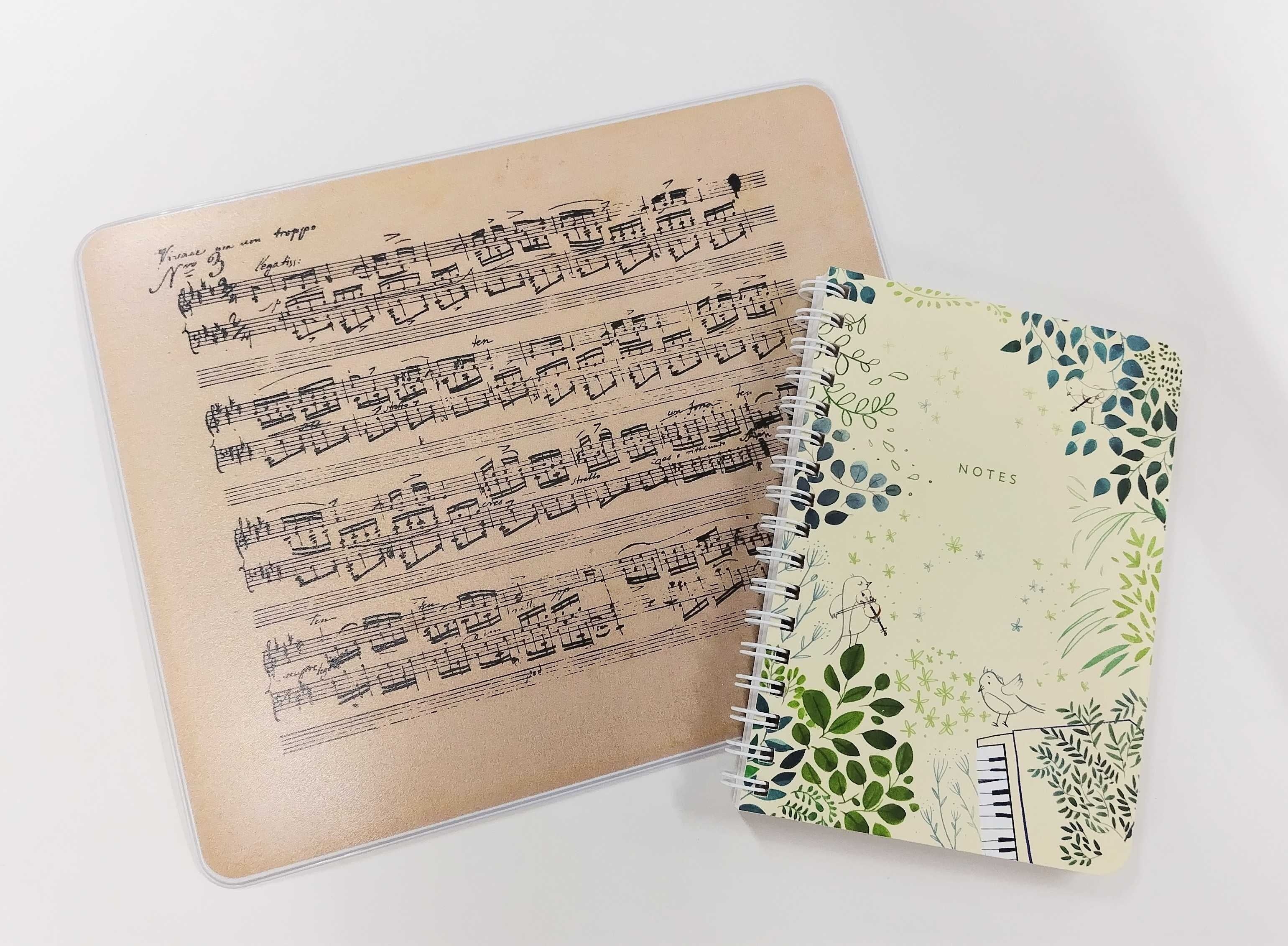 ポーランドから届いた参加賞（PWM Edition提供）。ショパンの自筆譜が印刷されたマウスパッドと、ミニ五線ノート。