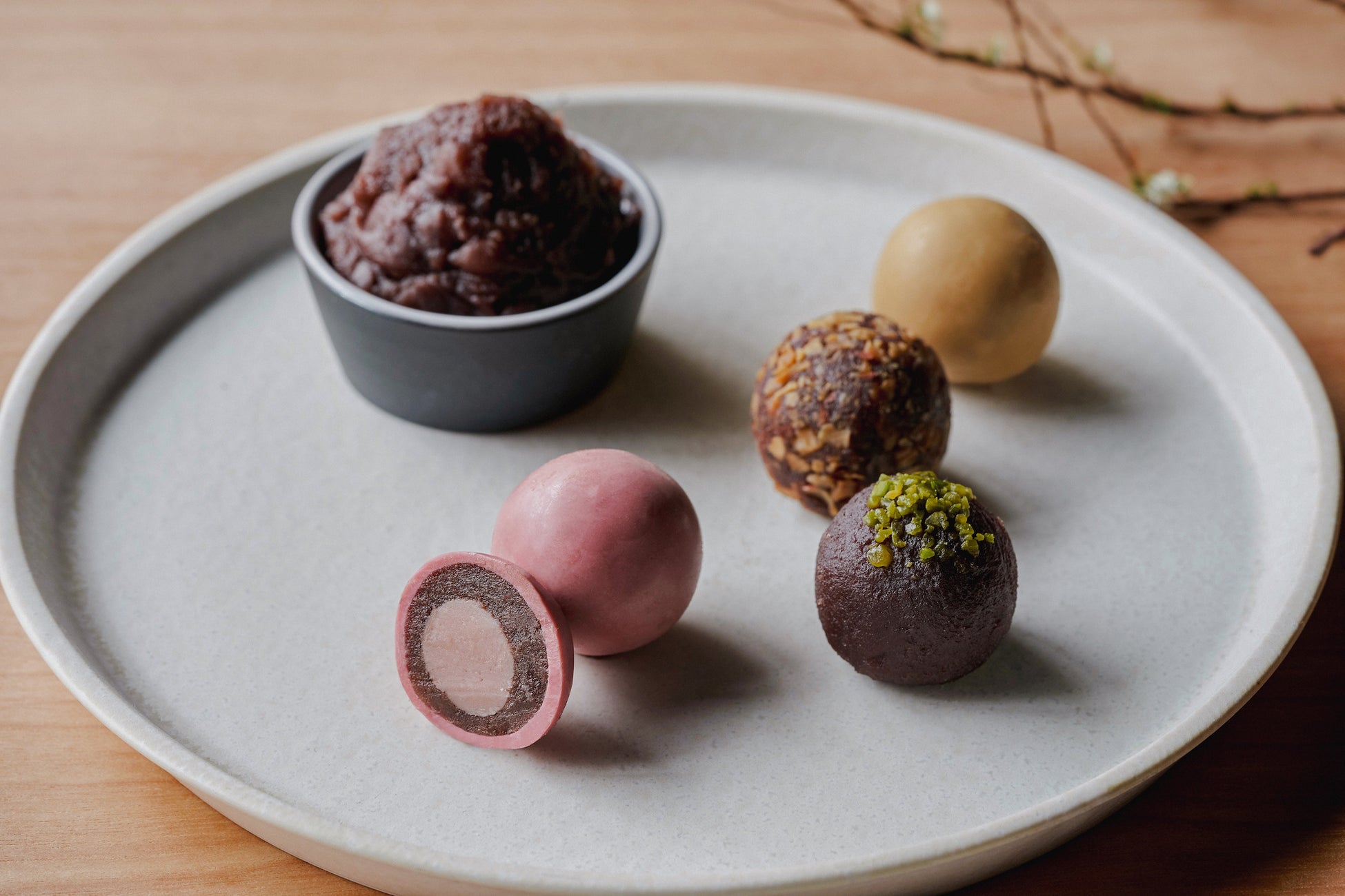 チョコをあんこで包んだあんこ玉?!あんこ好きに贈るバレンタインの新作「あんこショコラ」、“あんこ”が主役のお取り寄せスイーツブランド『あんこと ...