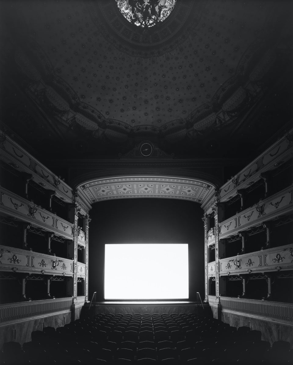 杉本博司《Teatro dei Rozzi, Siena》2014年 Summer Time, gelatin silver print ©︎ Hiroshi Sugimoto  Courtesy of Gallery Koyanagi