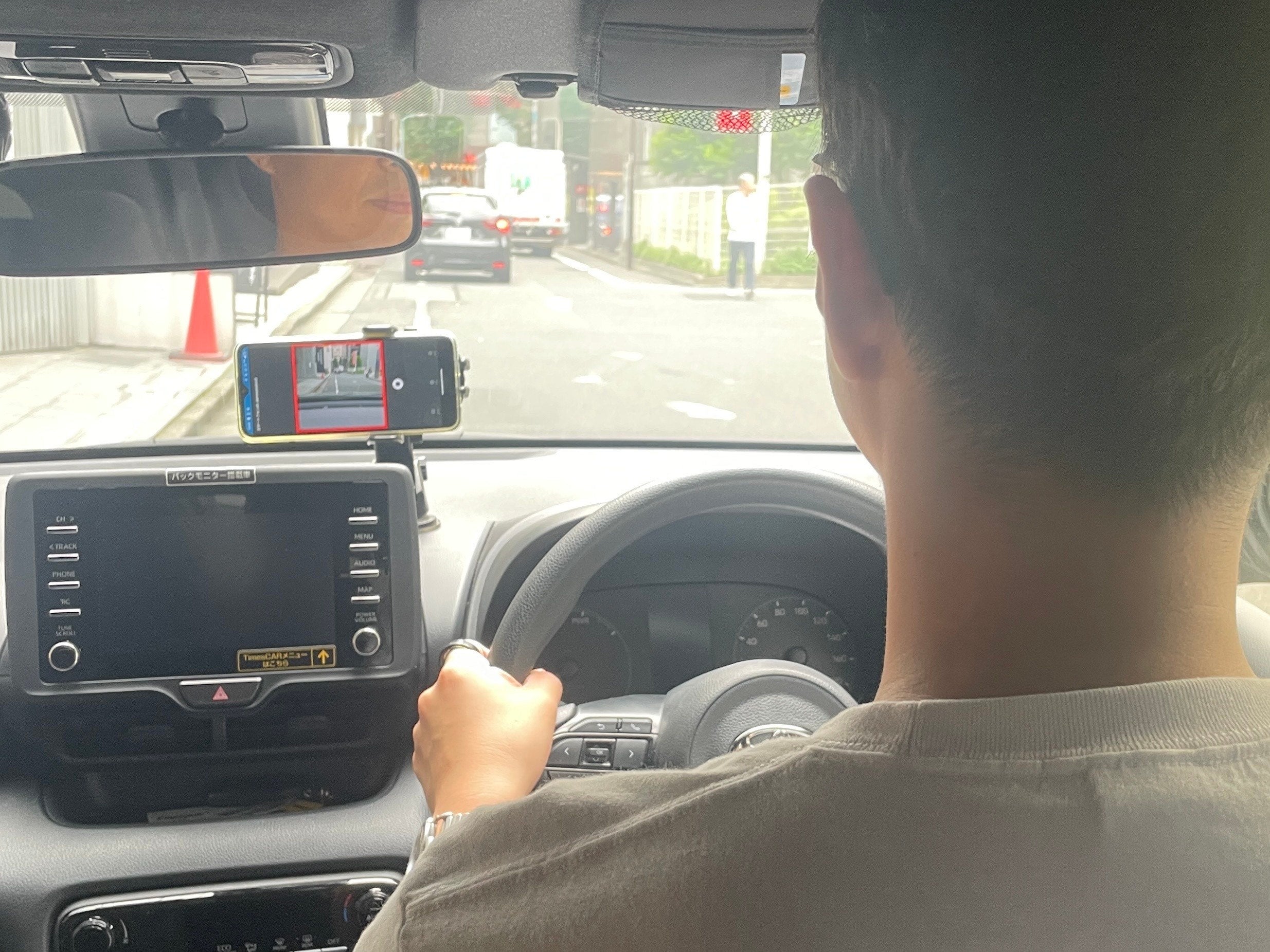 車載スマートフォンで道路の損傷箇所を検知する様子2