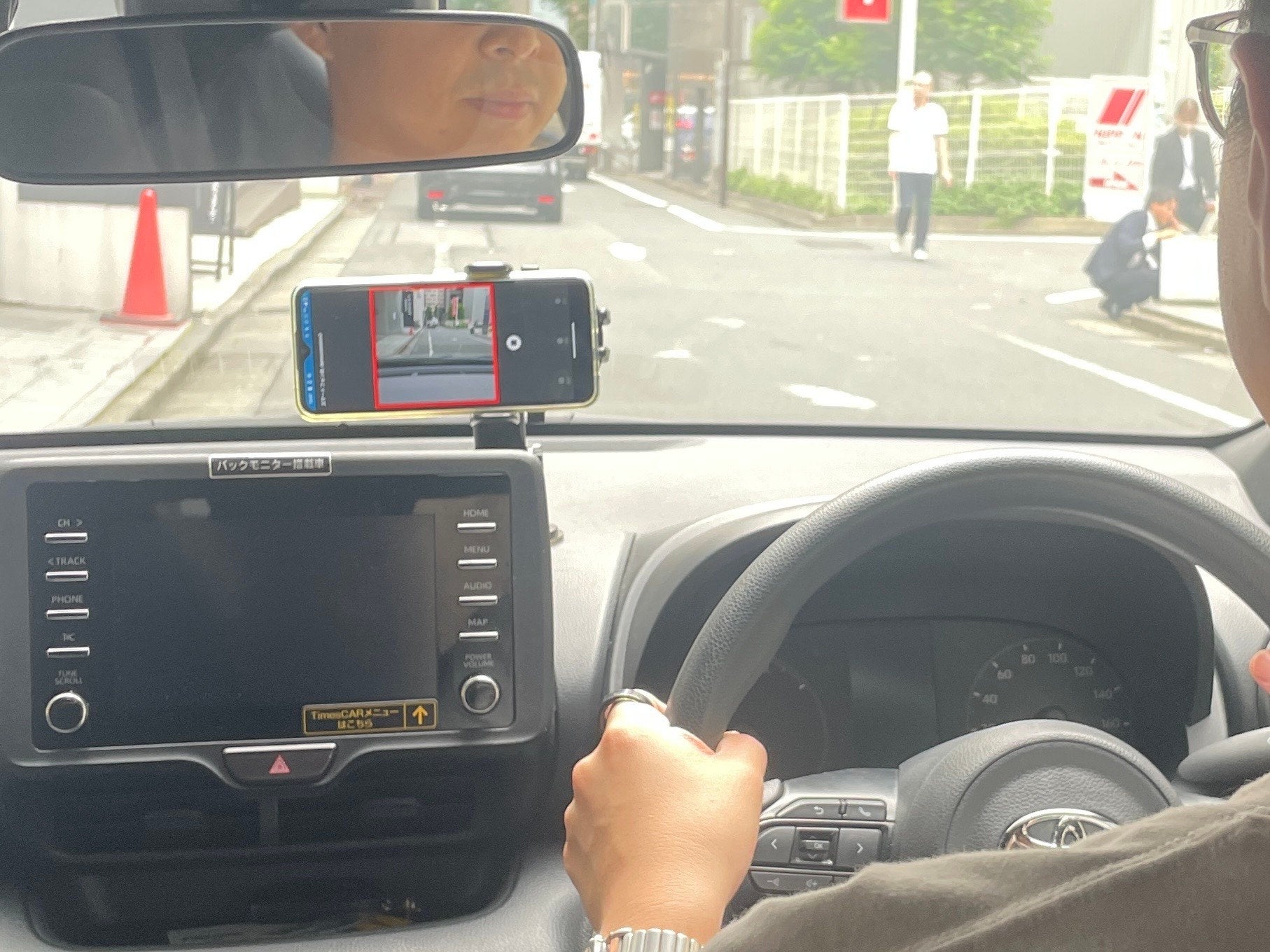 車載スマートフォンで道路の損傷箇所を検知する様子1