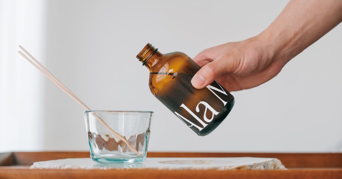 ＜お気に入りのグラスにフレグランスをうつしてアレンジするのが上級者テク ”ハワイの海をおすそ分け”＞