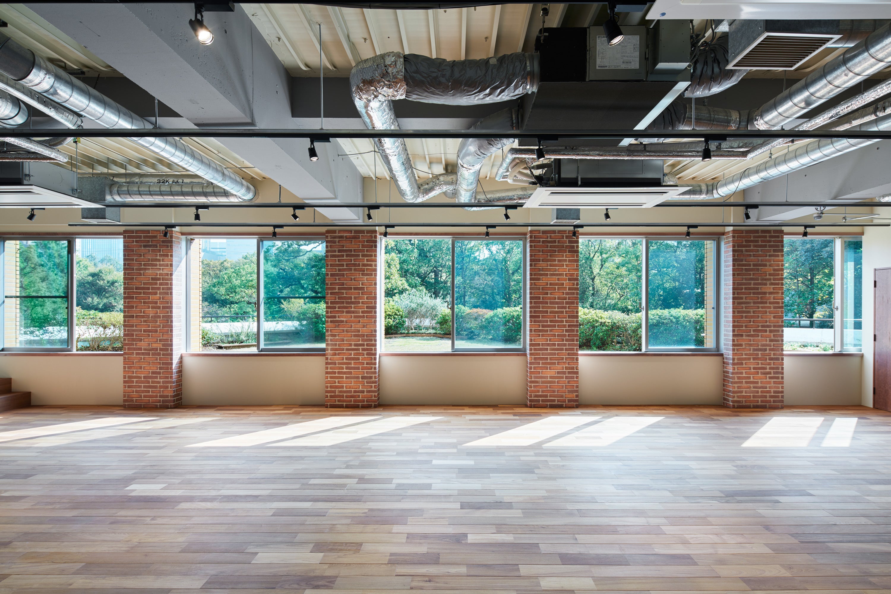 窓の外一面に緑が広がる開放的なインドアスタジオ