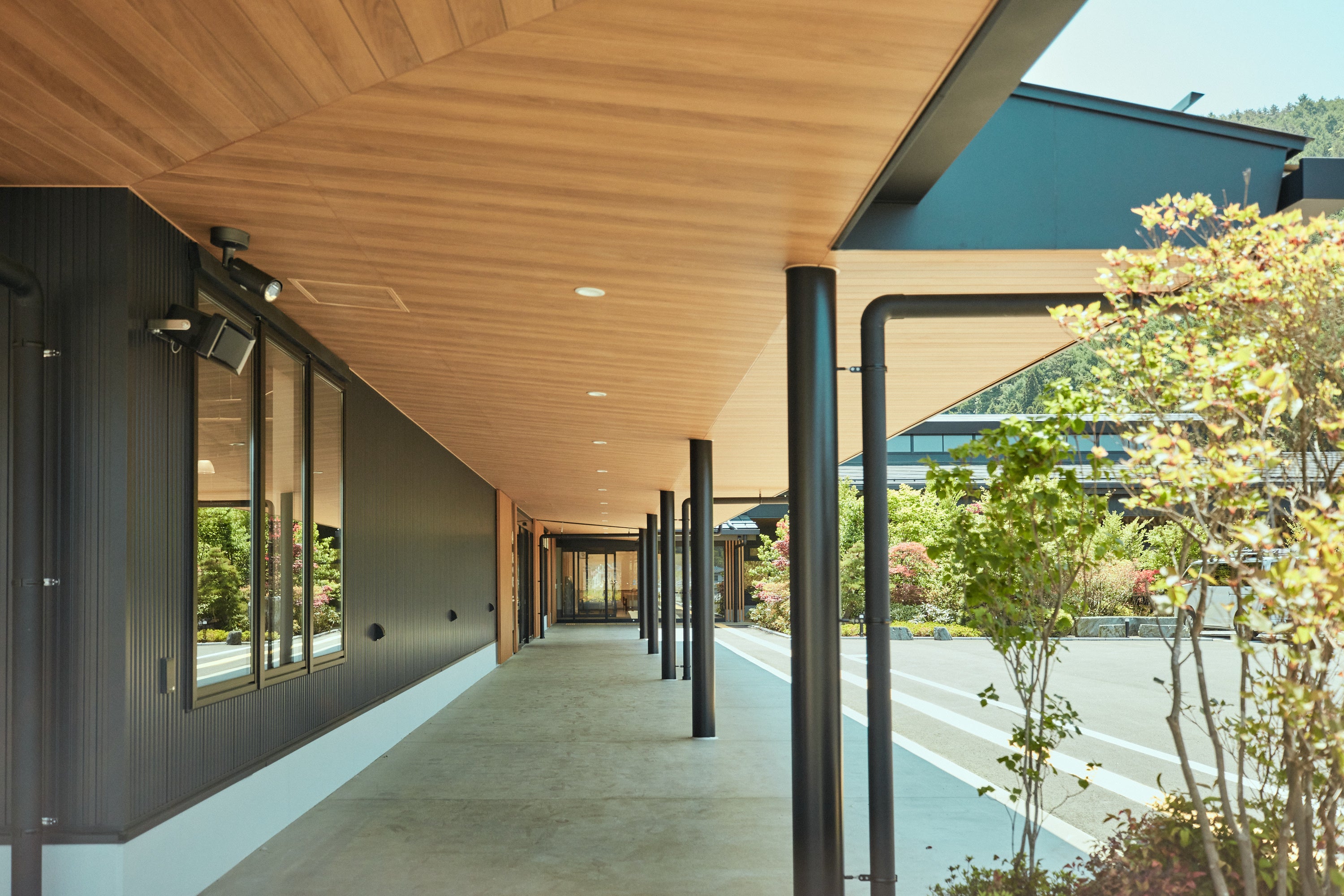 深い軒下空間の全天候型屋外イベントスペース