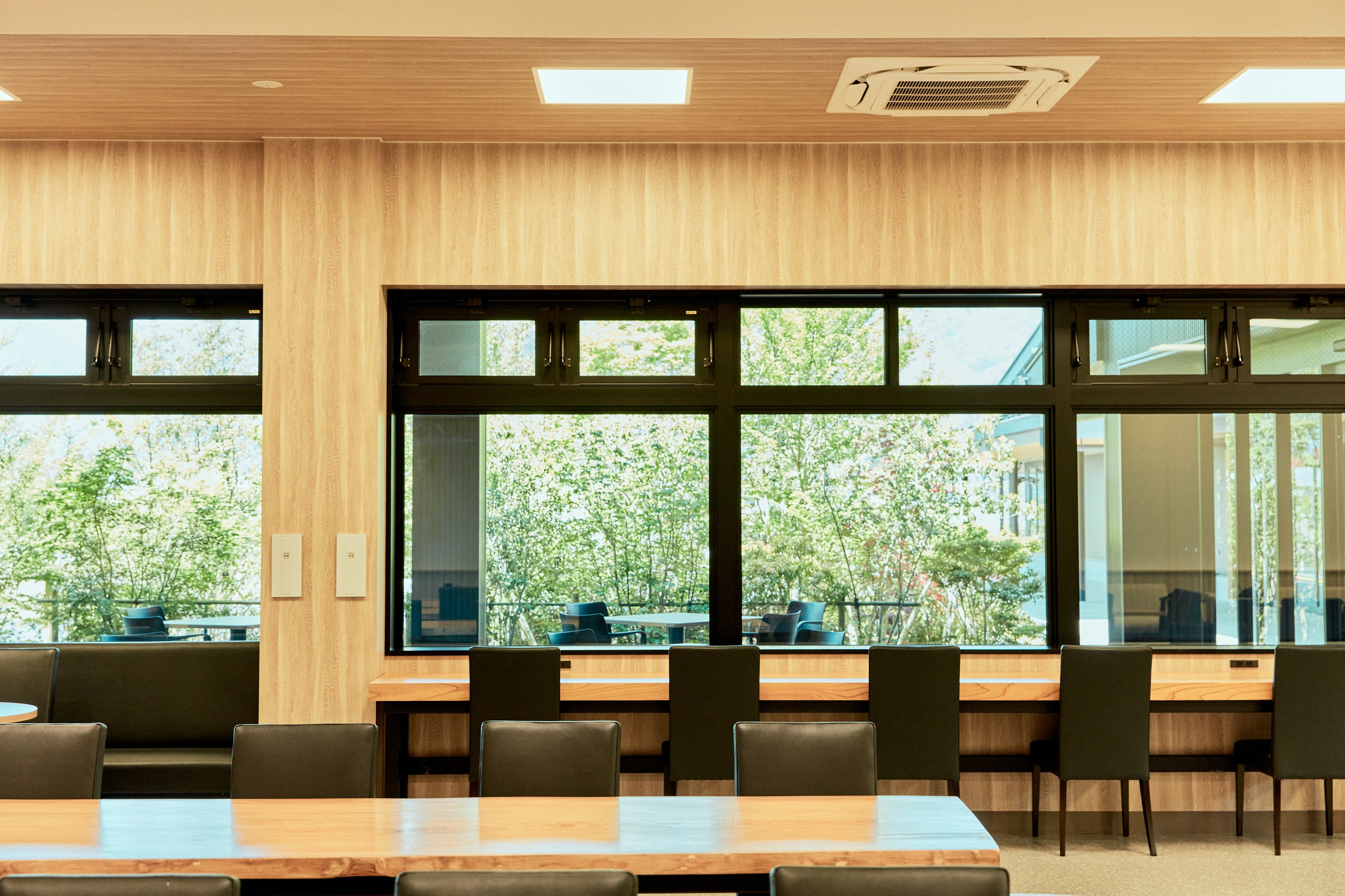 オープンエアーの広いテラスを備えた開放的なレストラン