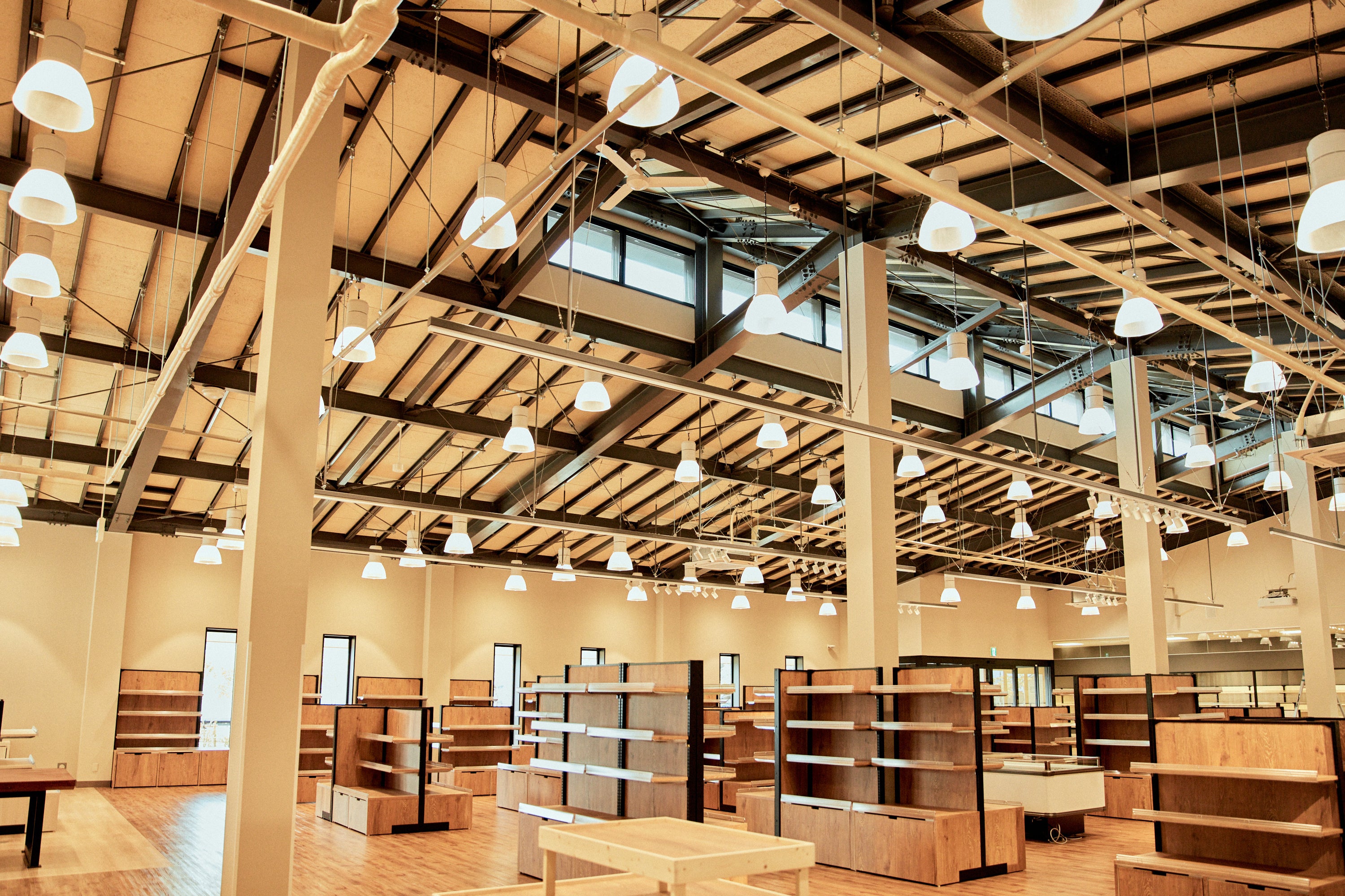 天窓から光の差し込む広々とした店内