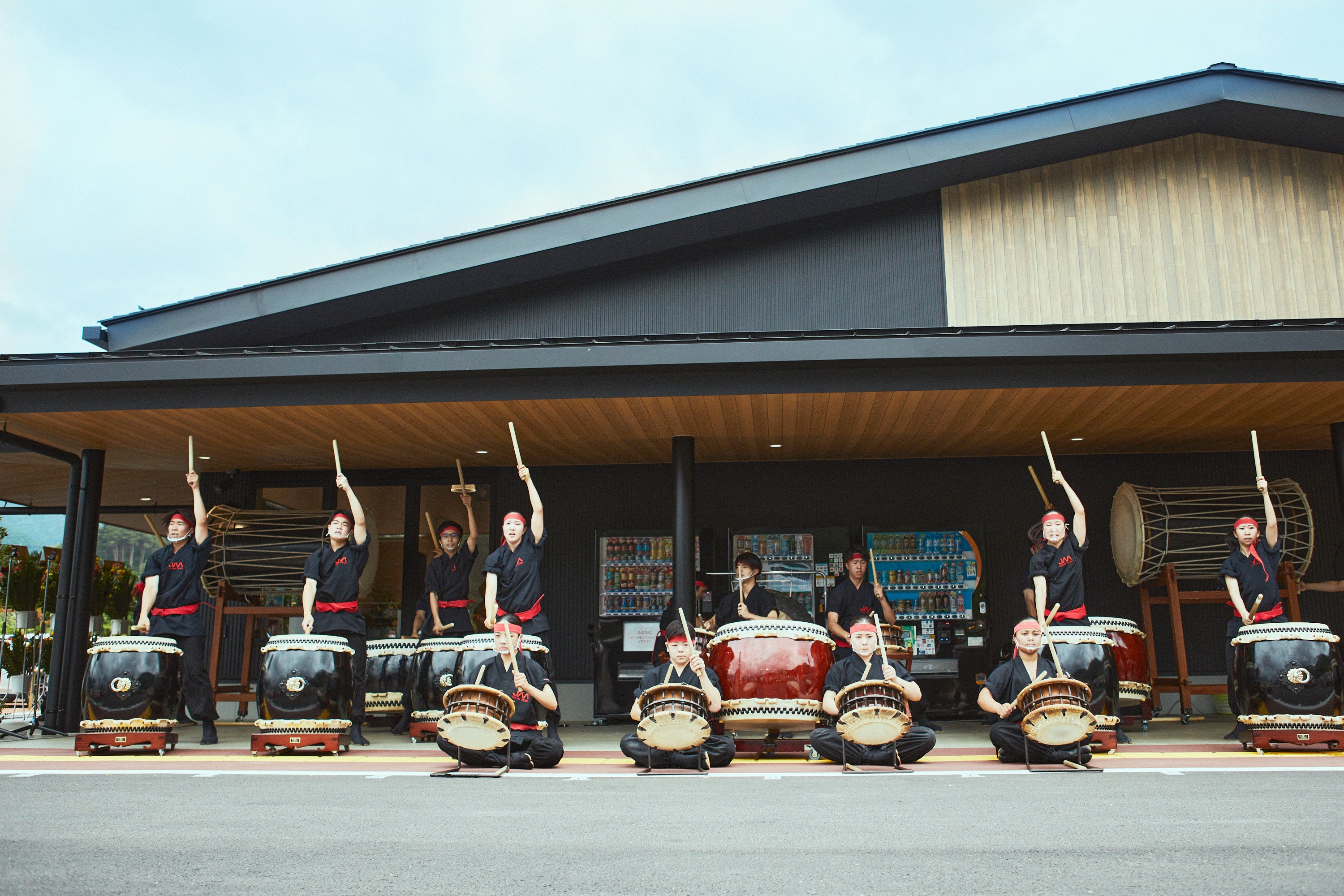 屋外イベントスペースを活用した日本航空高等学校太鼓隊による演奏イベント