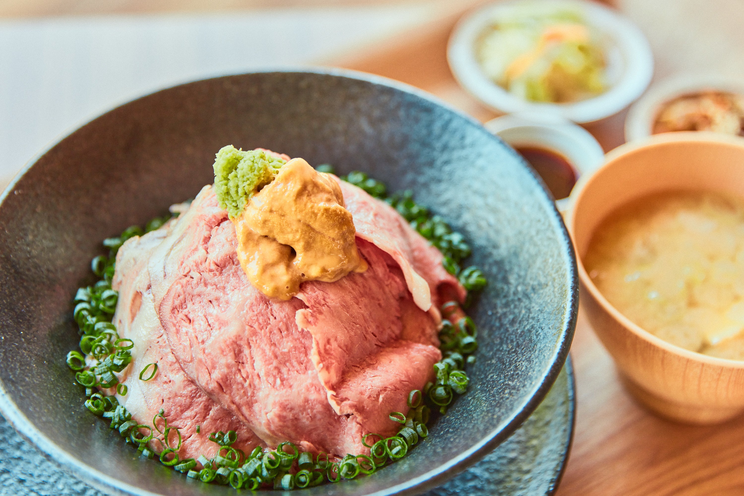 甲州牛のローストビーフをふんだんにのせたおすすめメニュー