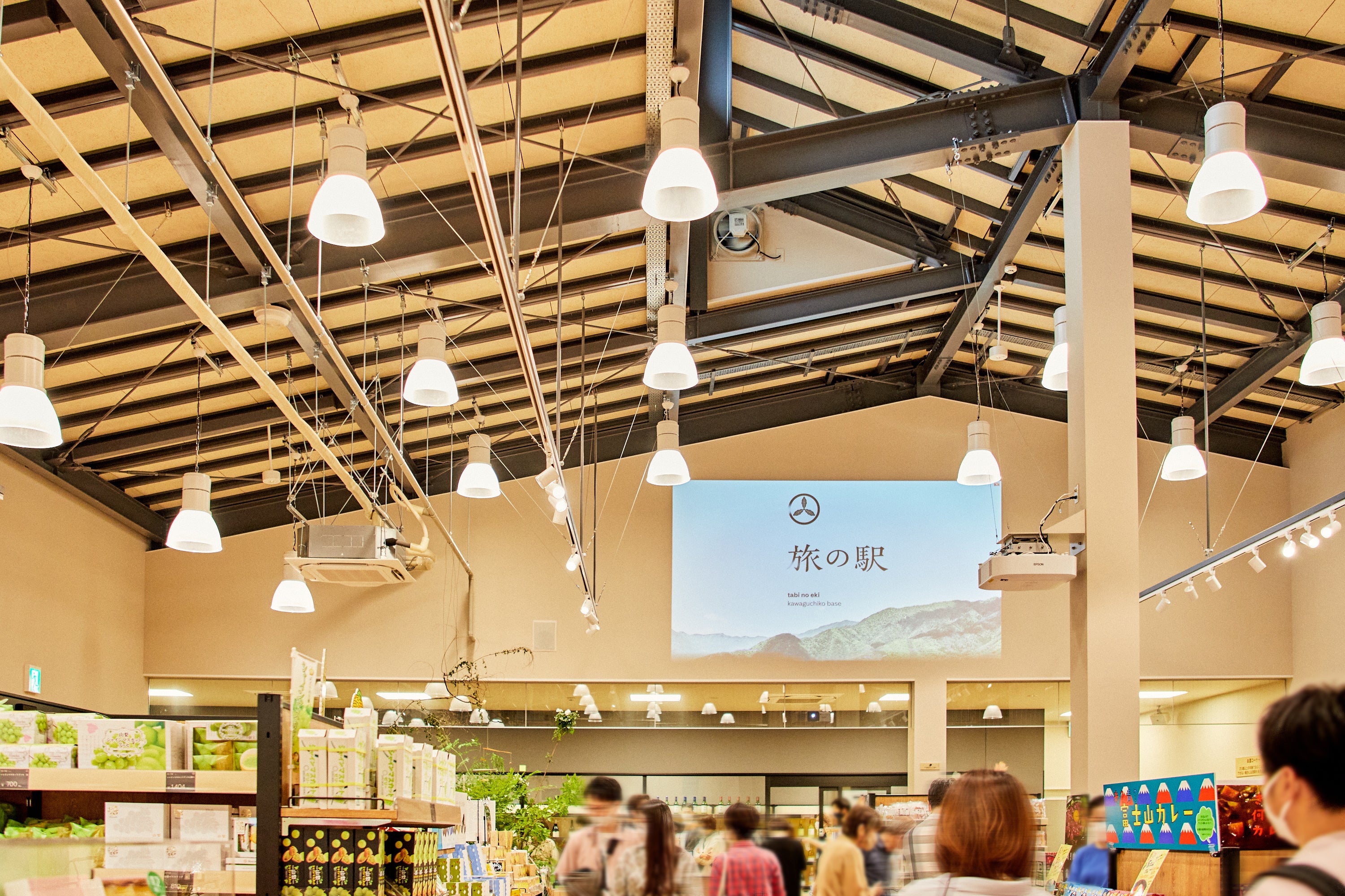 「旅の駅 kawaguchiko base」 グランドオープン時の店内