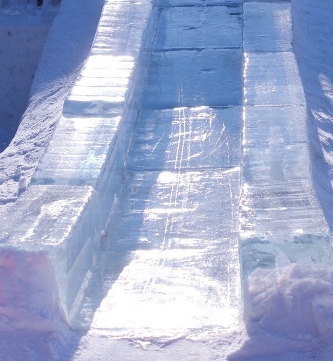 氷のすべり台イメージ
