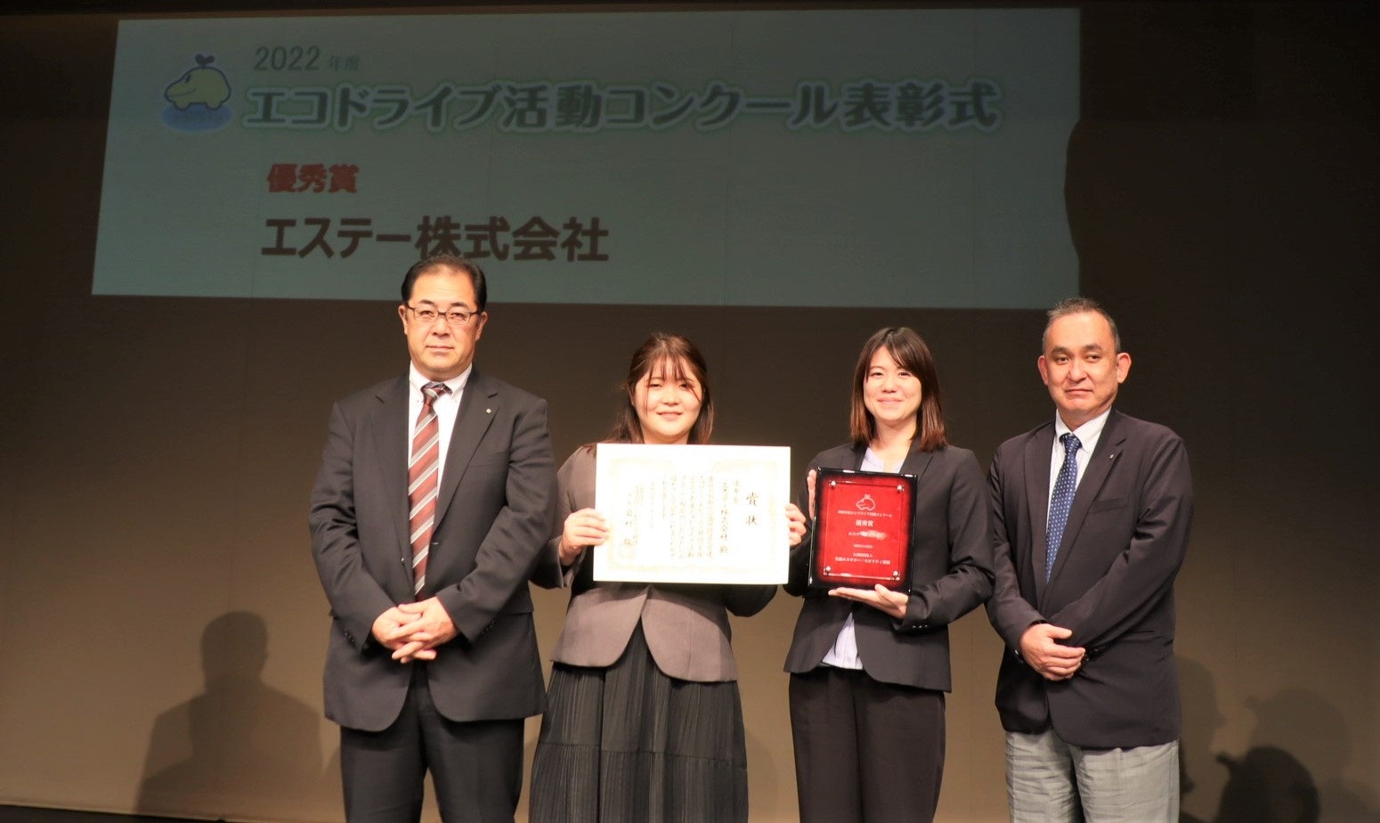 ▼(左から)エステー 国内営業本部 営業支援グループ、 及びエステービジネスサポート メンバー