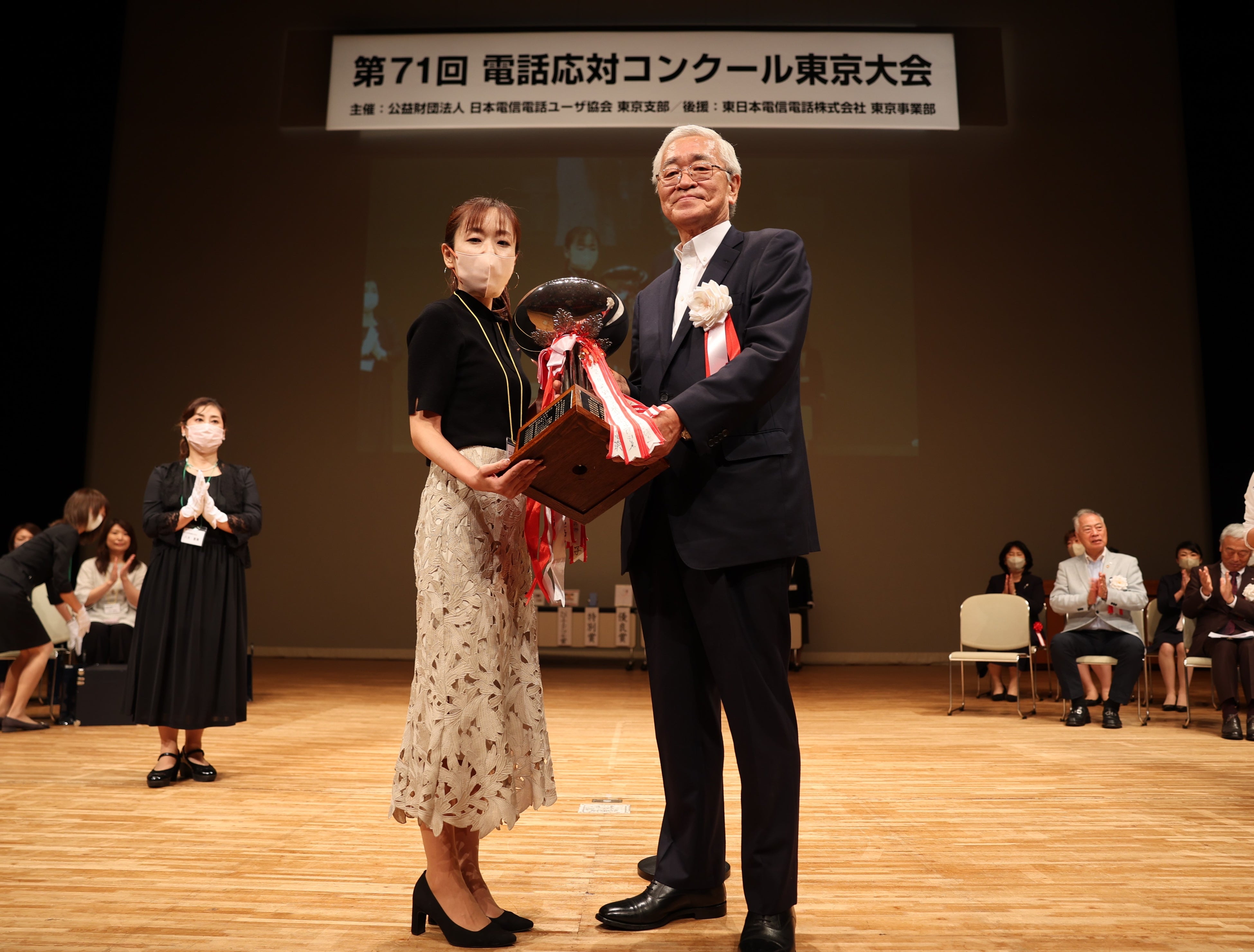 (左から) エステー お客様相談センター 沼田三枝、 公益財団法人日本電信電話ユーザ協会東京支部 中野武夫 支部長