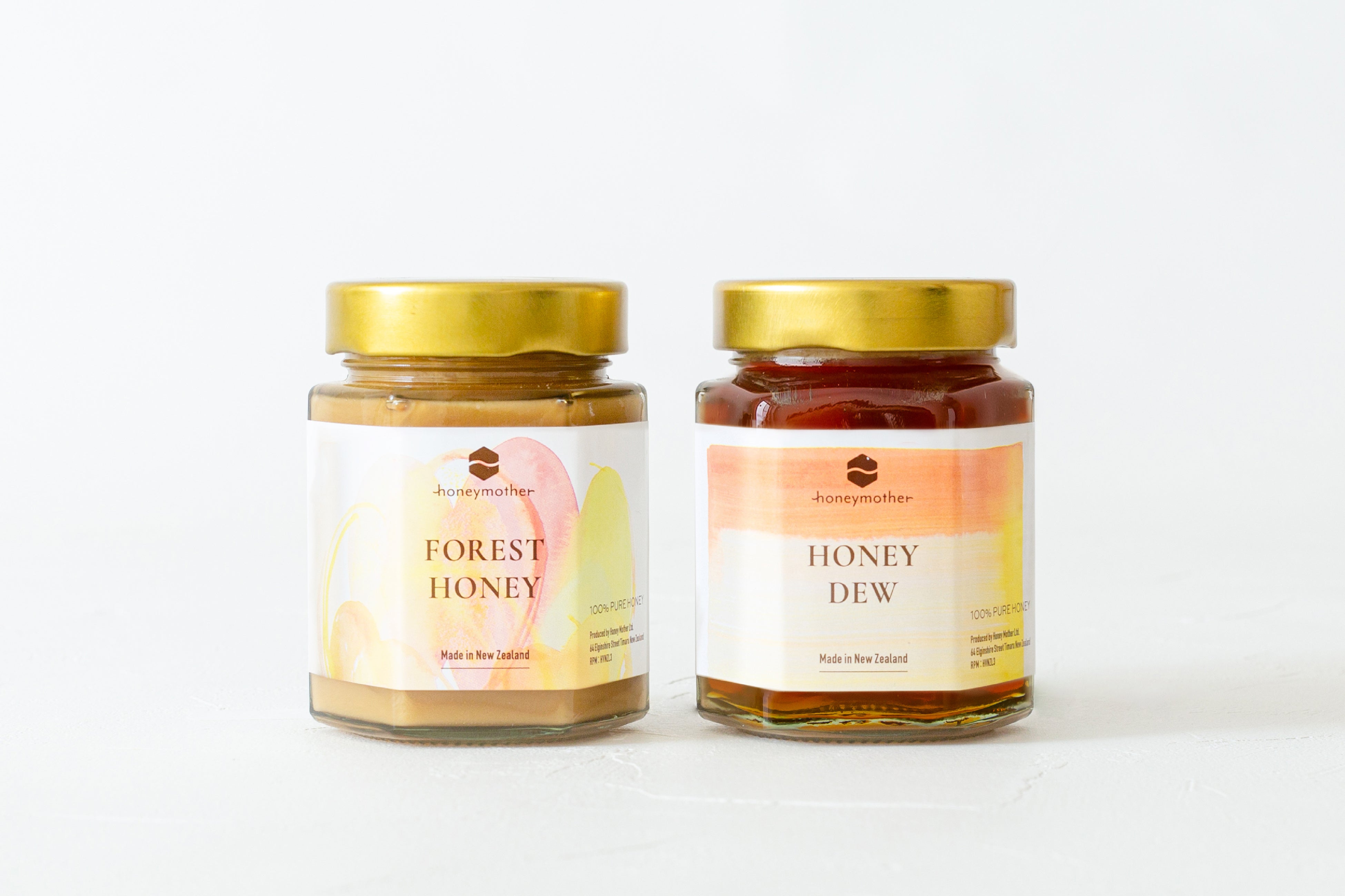 ニュージーランドの大自然に咲く、さまざまなワイルドフラワーの蜜を集めた百花蜜「フォレストハニー」（左）と、森の小さな虫たちが集めた樹液をみつばちが熟成した「ハニーデュー」（右）。