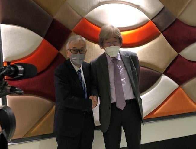 （左）坪井教授（右）服部教授