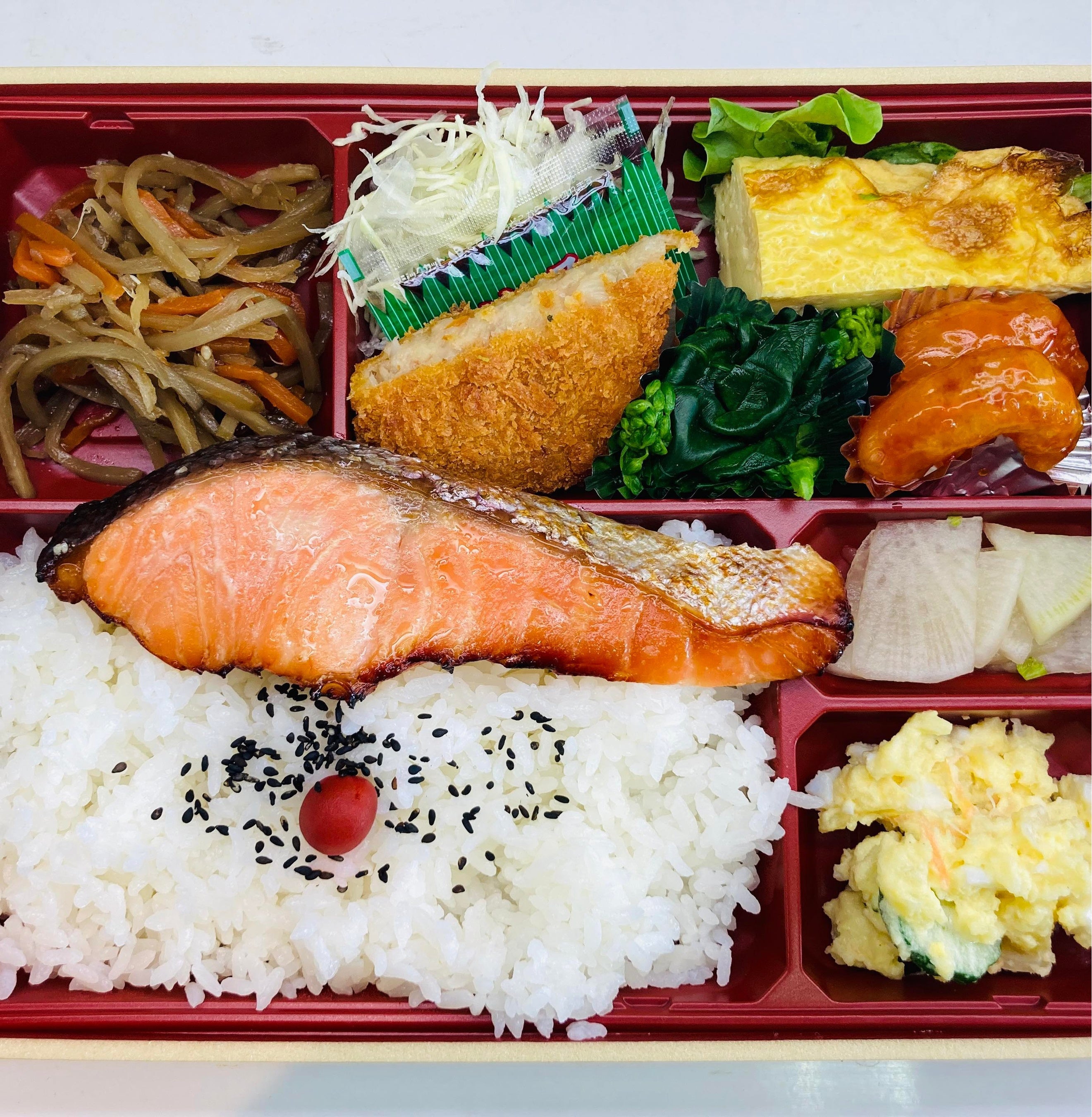 北海道　相沢食料百貨店「自家製鮭粕漬焼入り特上幕の内弁当」