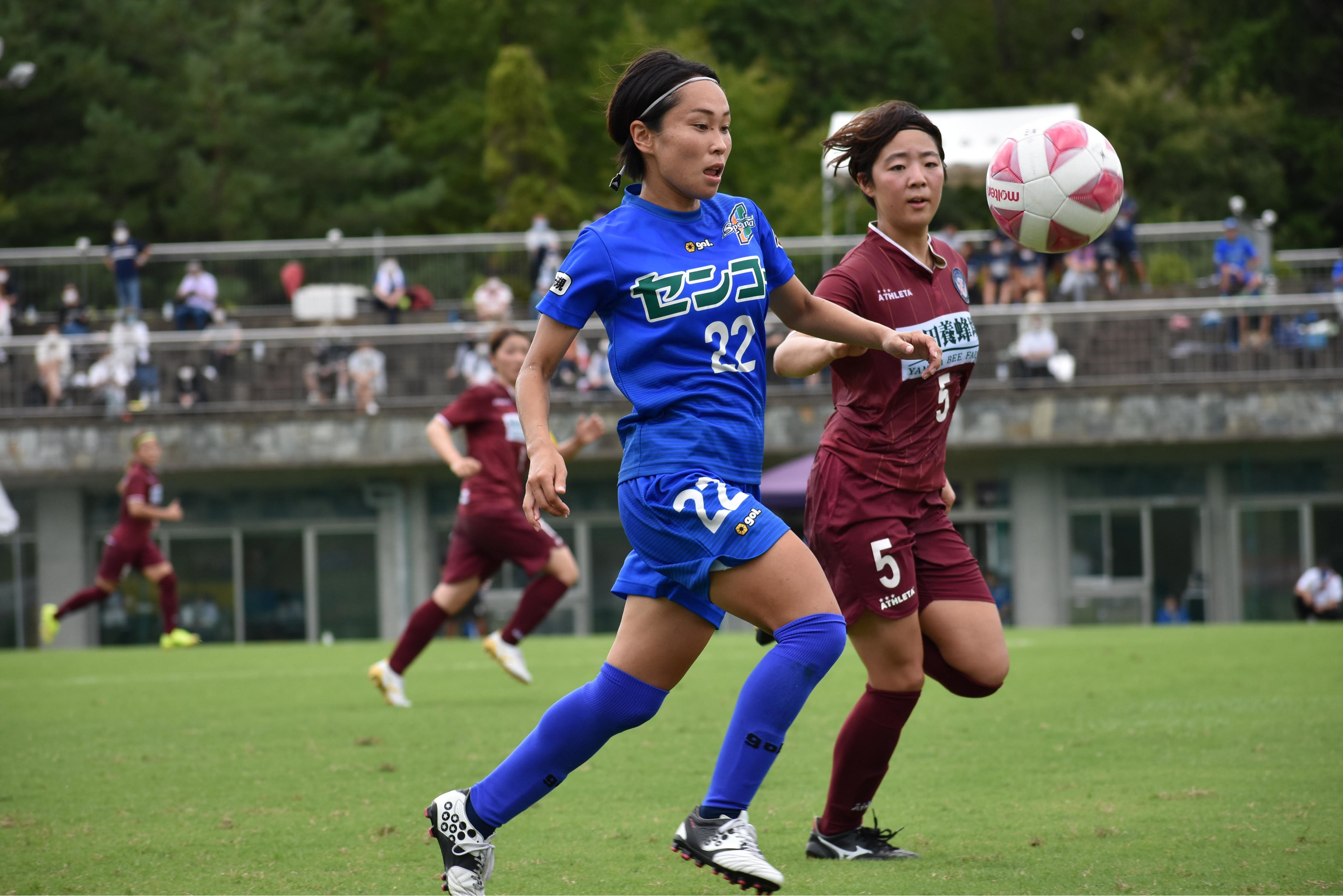 シュートを狙うスペランツァ大阪高槻の森迫あやめ選手