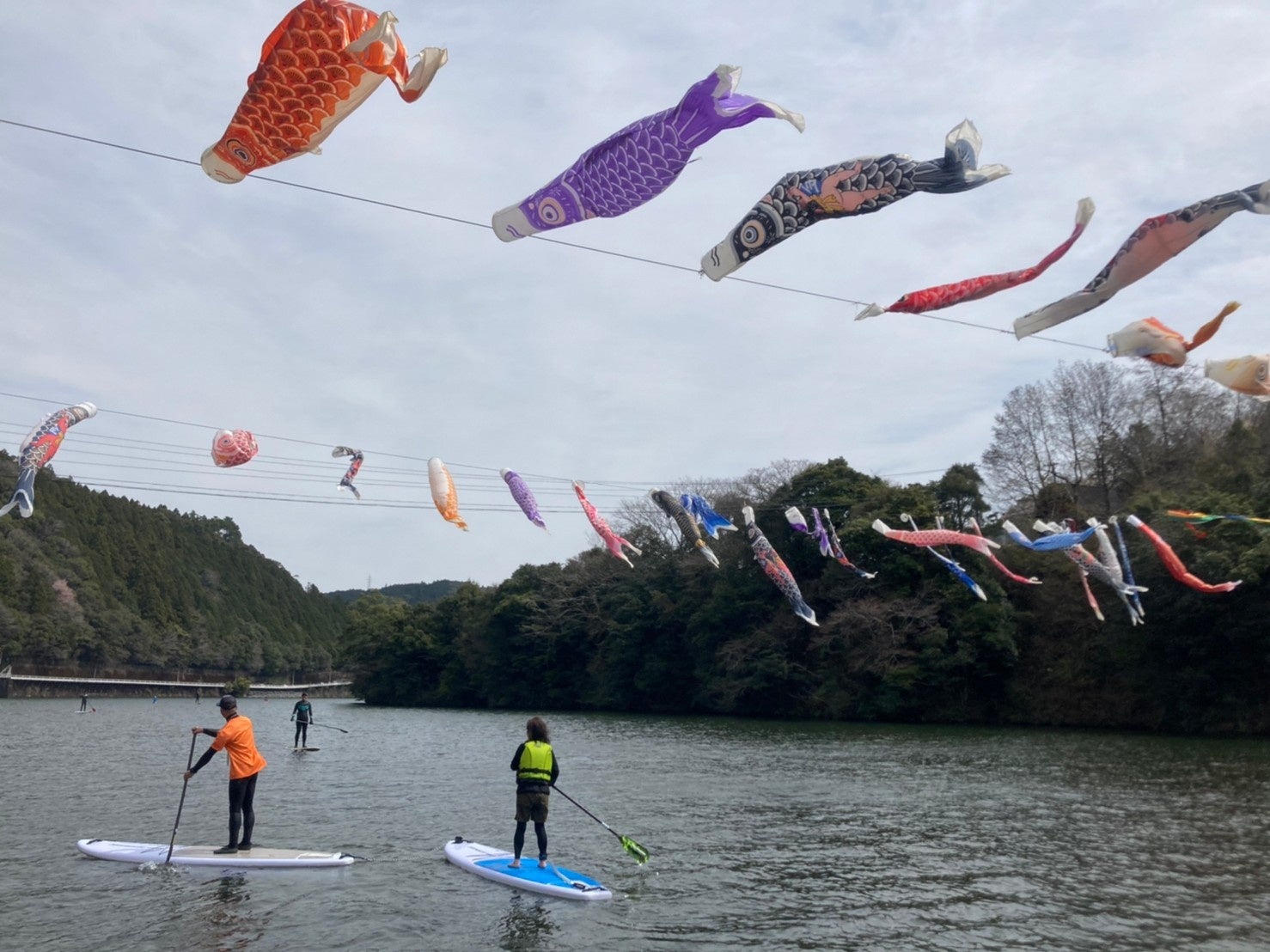 鯉のぼりの下でＳＵＰ体験