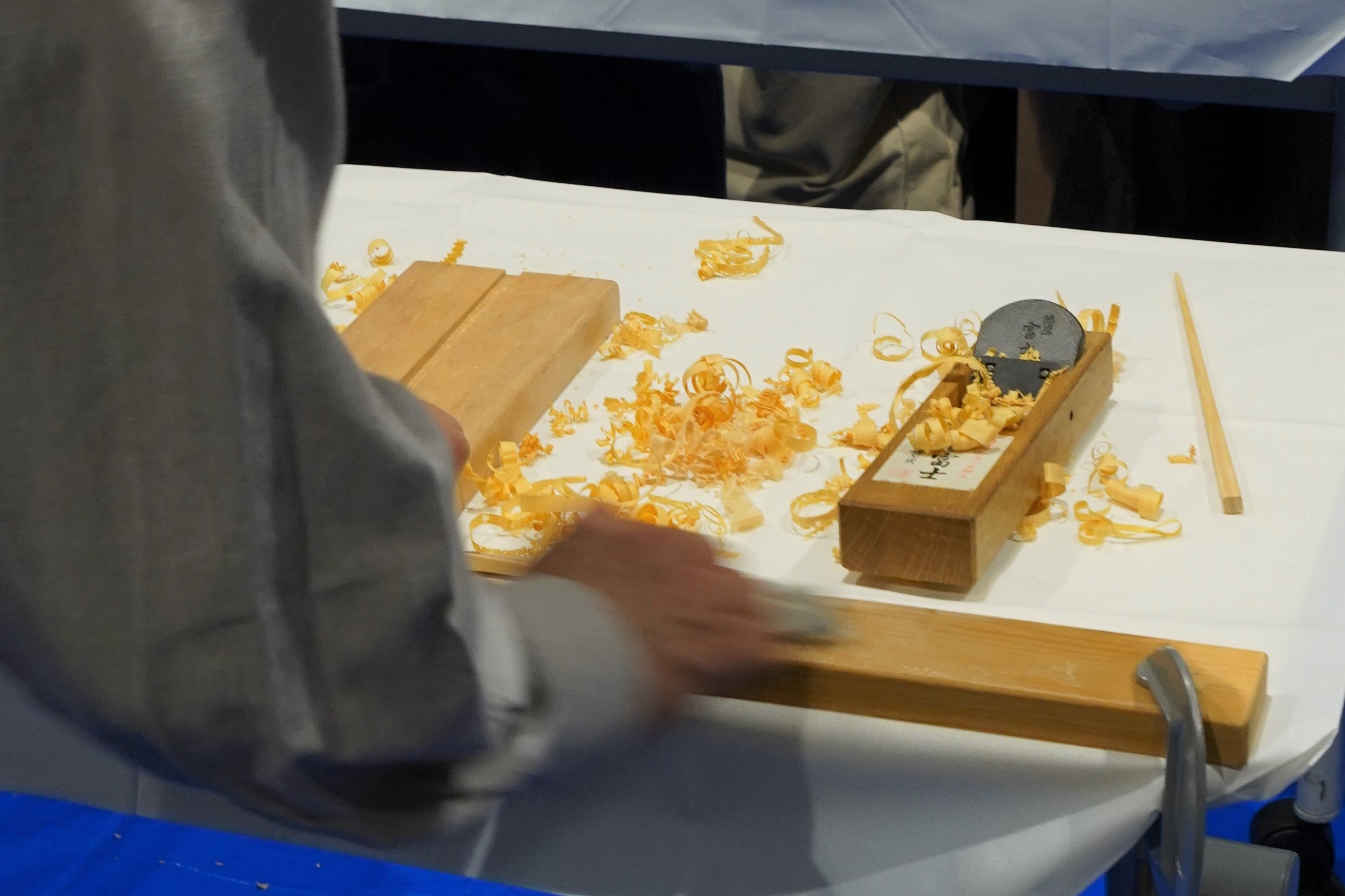 削ると木の良い香り。樹種によって色が異なることもよく分かります。