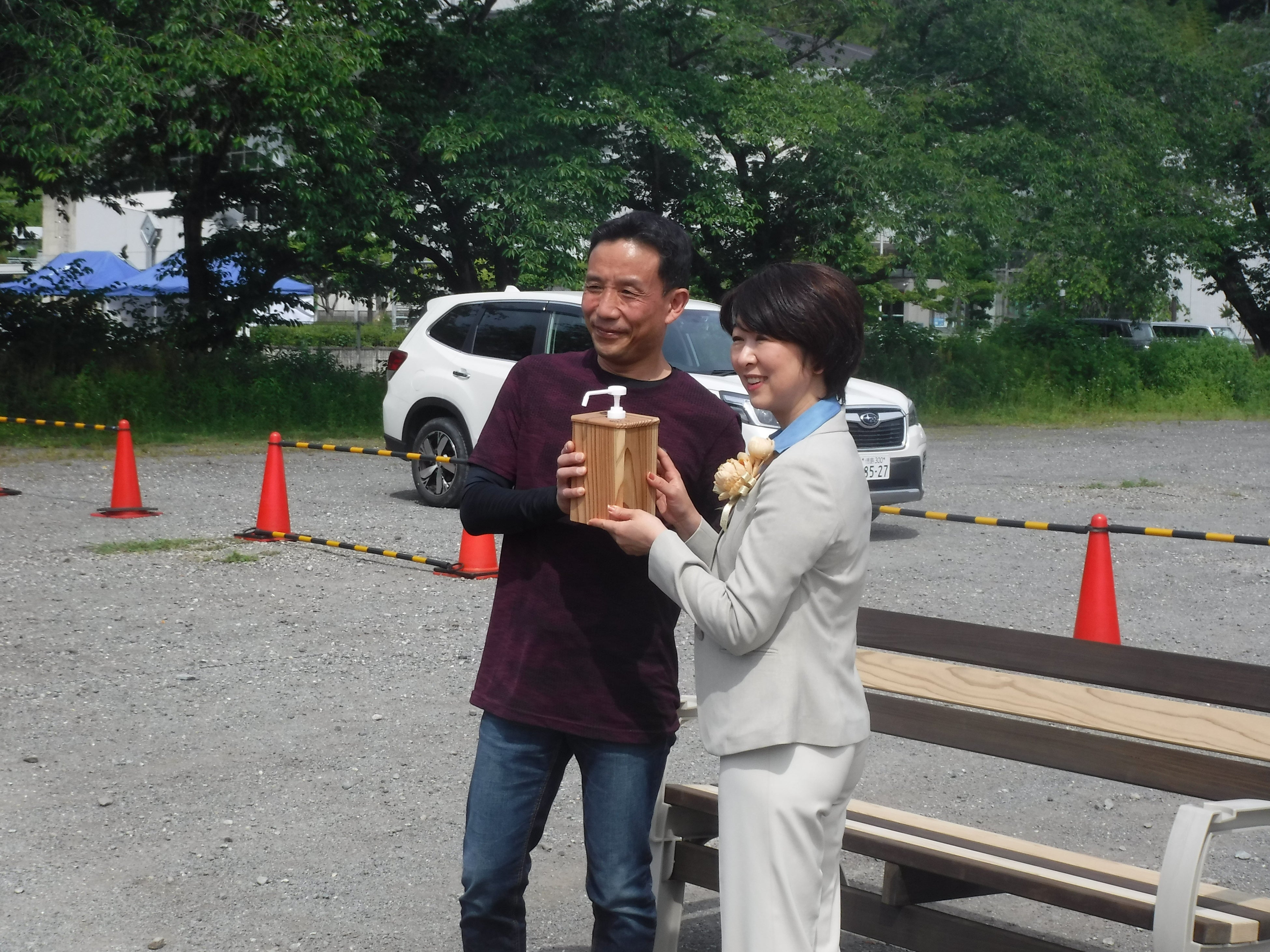 ホスト企業である日本たばこ産業株式会社徳島支社より高井市長へ木製品の贈呈