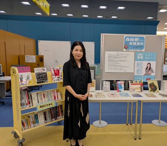 【徳島県立図書館】直木賞作家・森絵都氏の最新刊『デモクラシーのいろは』執筆時の参考資料241冊を受贈。 【徳島県立図書館】直木賞作家・森絵都氏の最新刊『デモクラシーのいろは』執筆時の参考資料241冊を受贈。