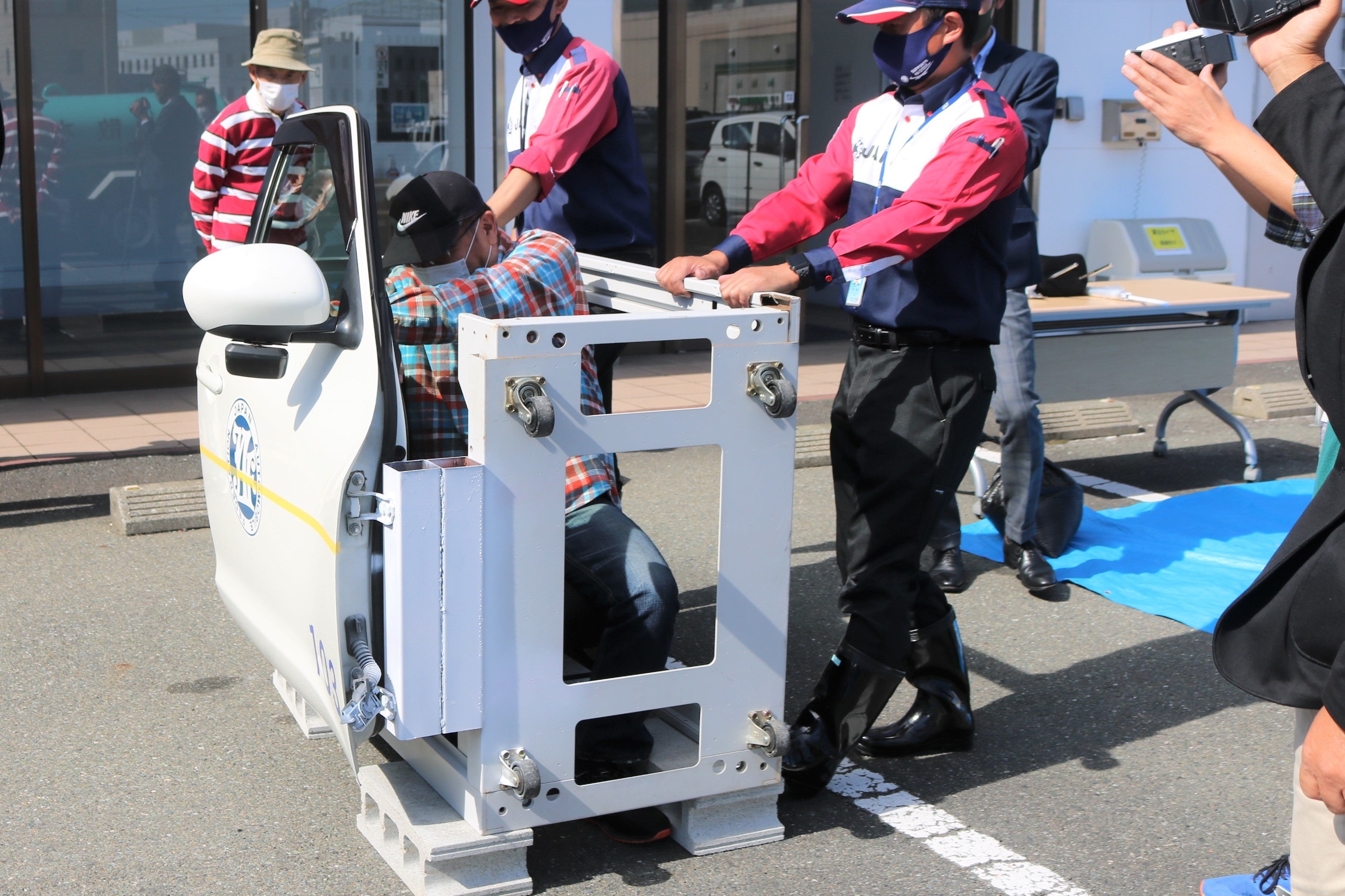 冠水車両ドア開放疑似体験イメージ