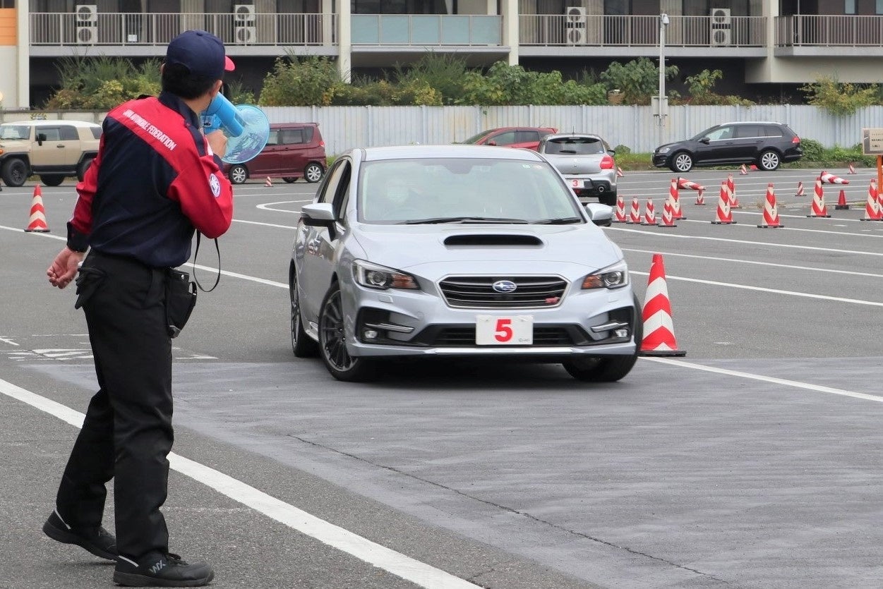 パイロンとパイロンの間をすり抜けるスラローム走行