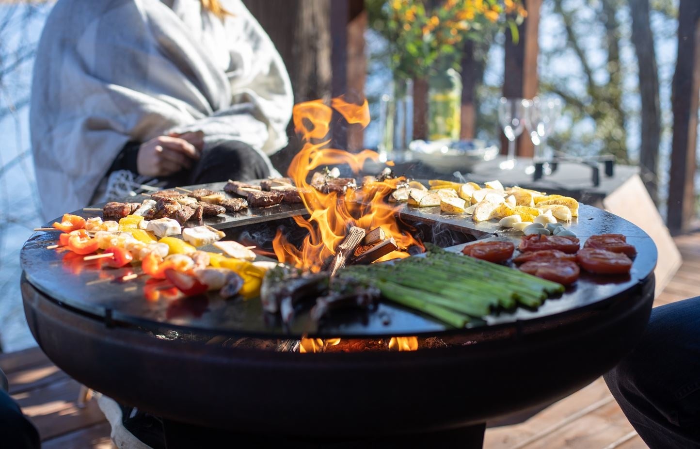 焚火でキャンプ　イメージ