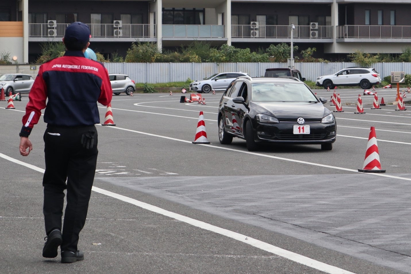 パイロンスラローム走行