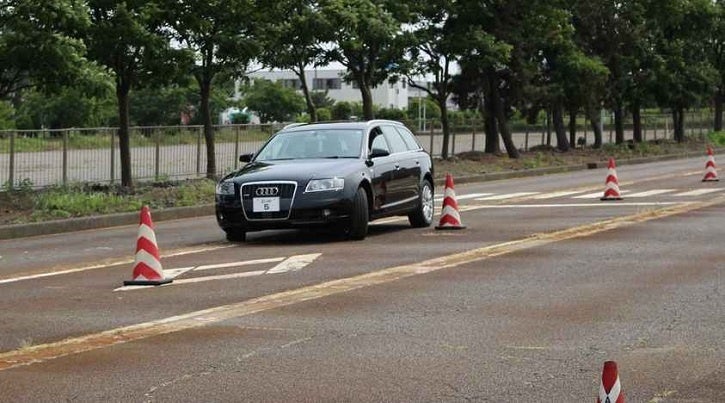 公道ではできないスラローム走行講習