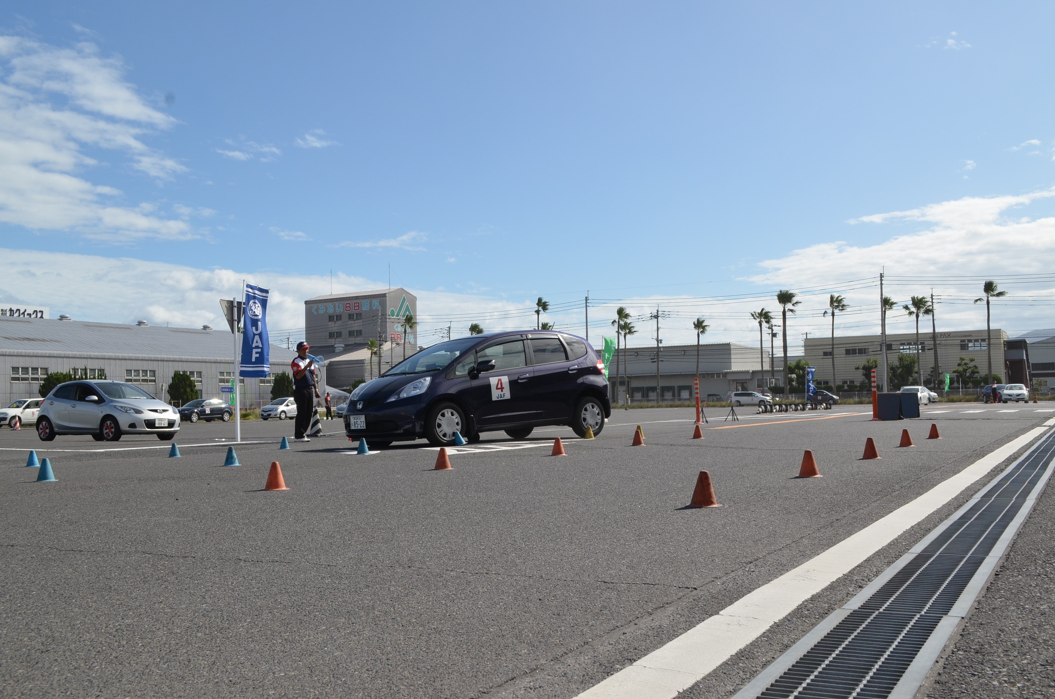 パイロン間を左右に走行し乗車姿勢やハンドル操作を確認