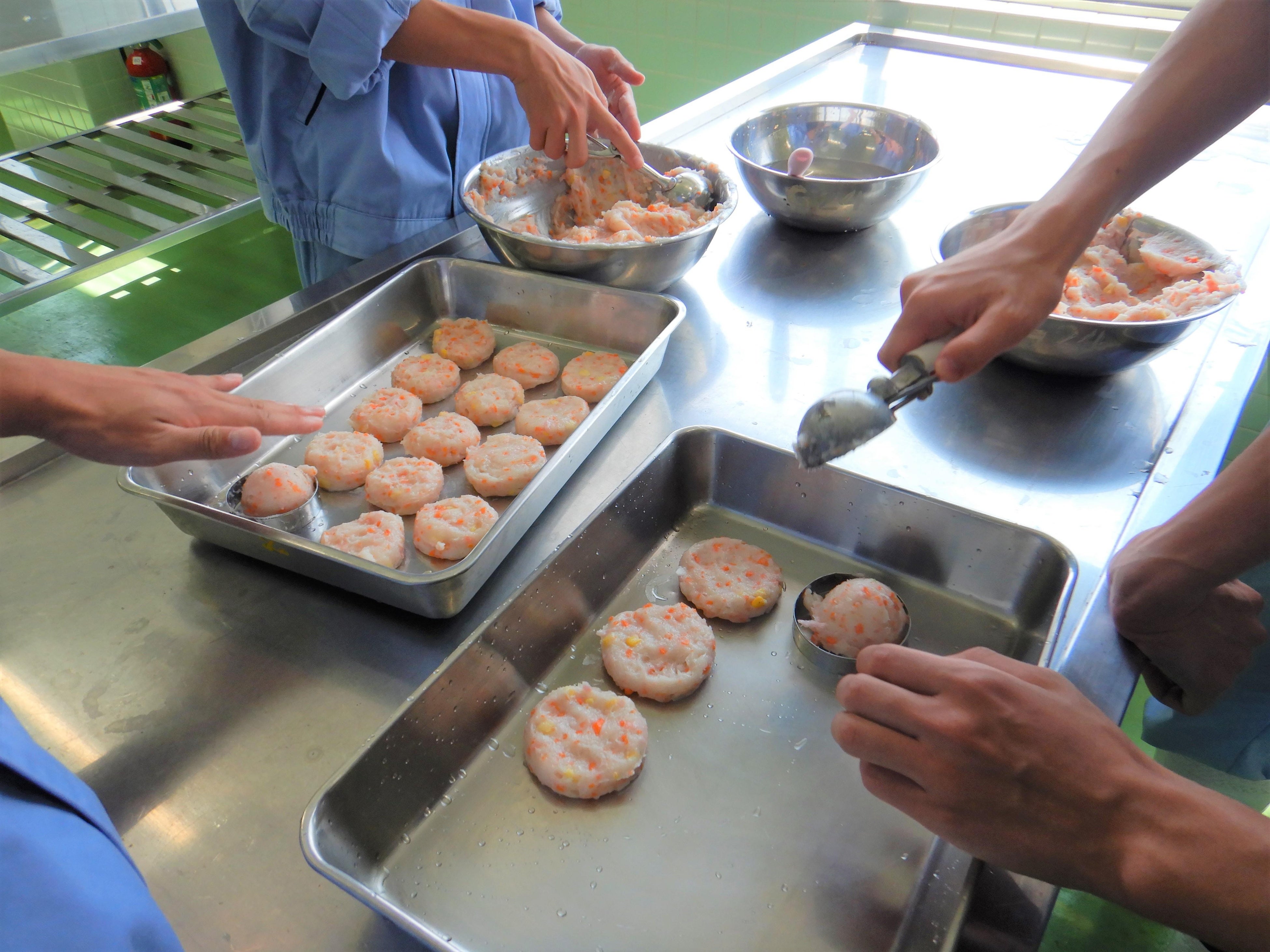 生徒の活動風景②（さつま揚げ作り）