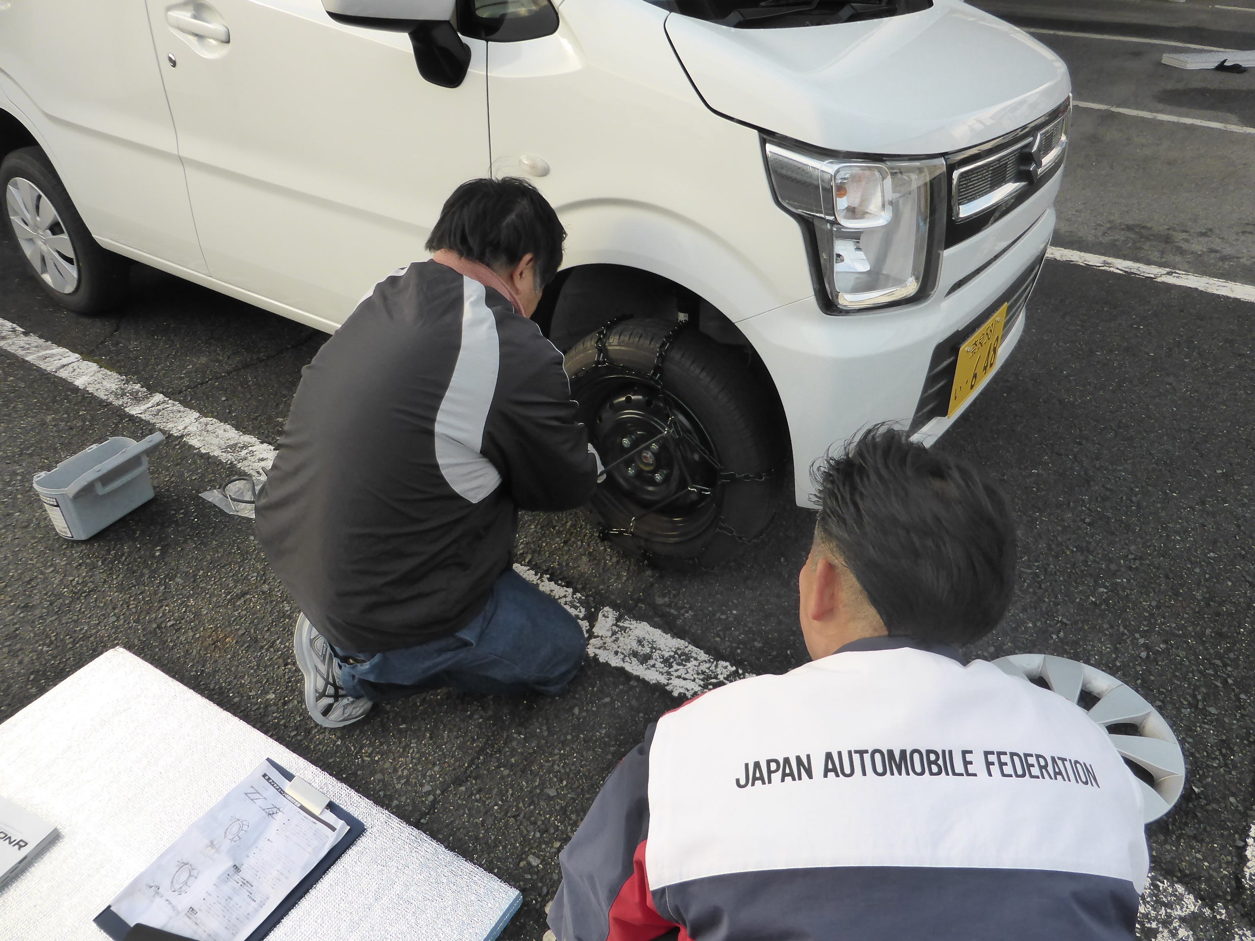 タイヤチェーン取り付けの様子
