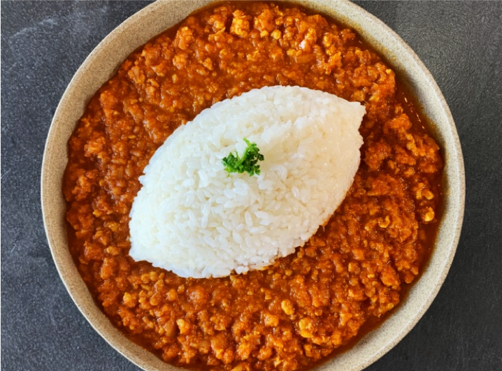 昼食は現地捕獲のイノシシキーマカレー（イメージ）