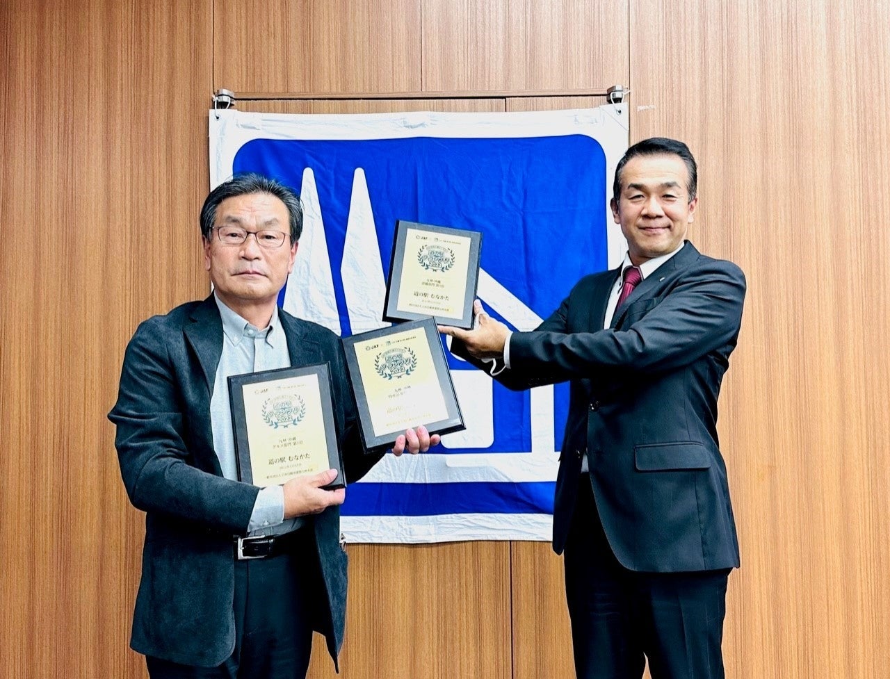 道の駅むなかた　中野駅長（左）、JAF九州本部事業部長　永松(右）