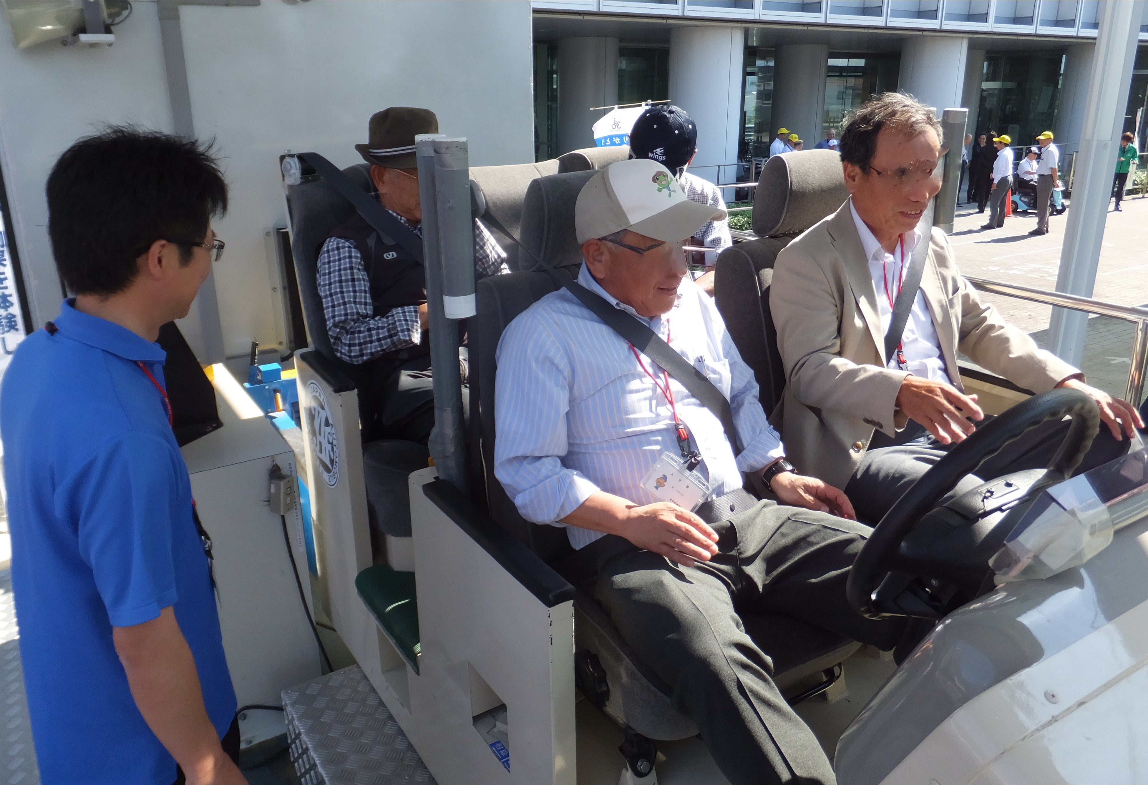 シートベルト効果体験中の皆さん（イメージ）