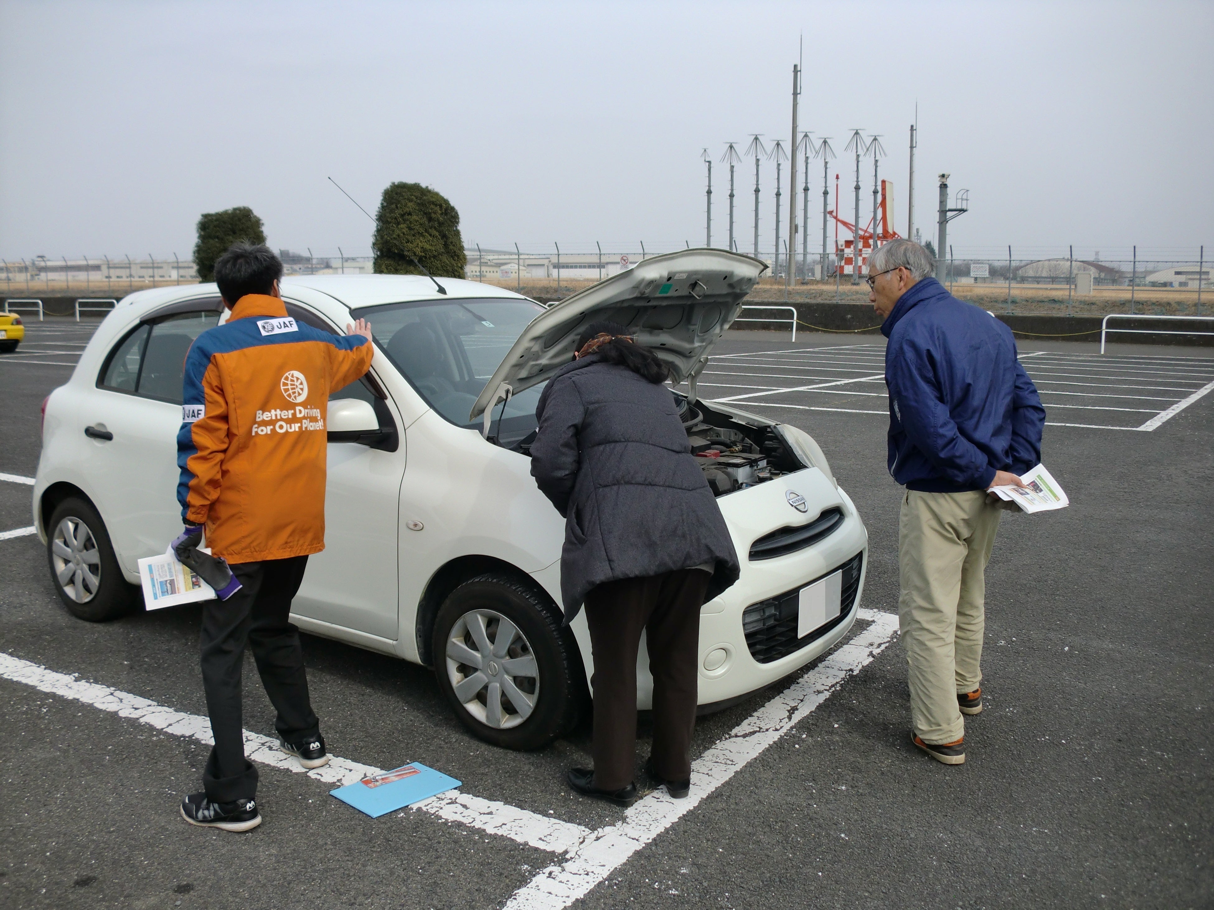 マイカーを使って点検ポイントをアドバイス