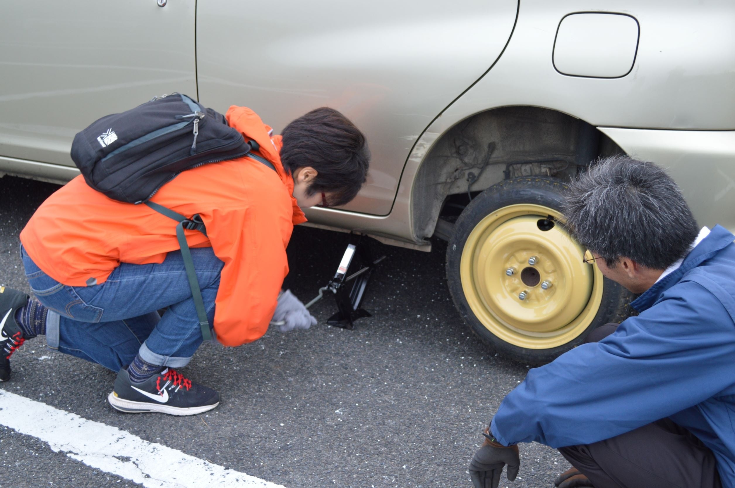 午後の部ではスペアタイヤ交換体験を実施（希望者のみ）