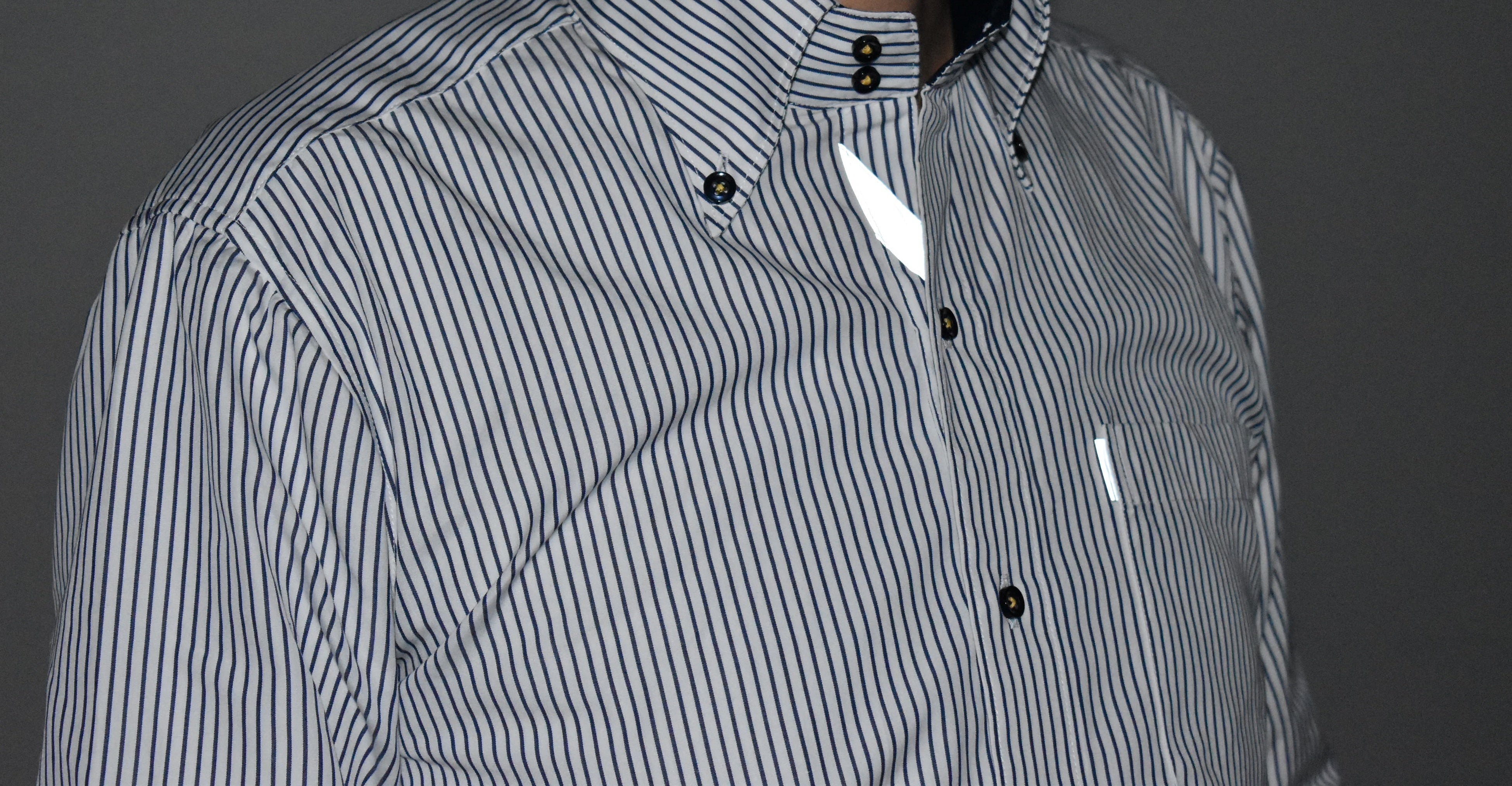 暗闇で光にあたると反射します