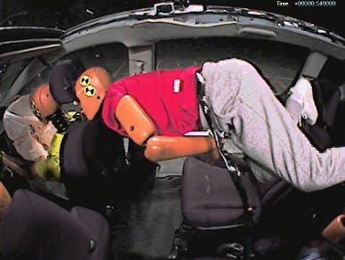 シートベルト非着用の後席ダミー人形