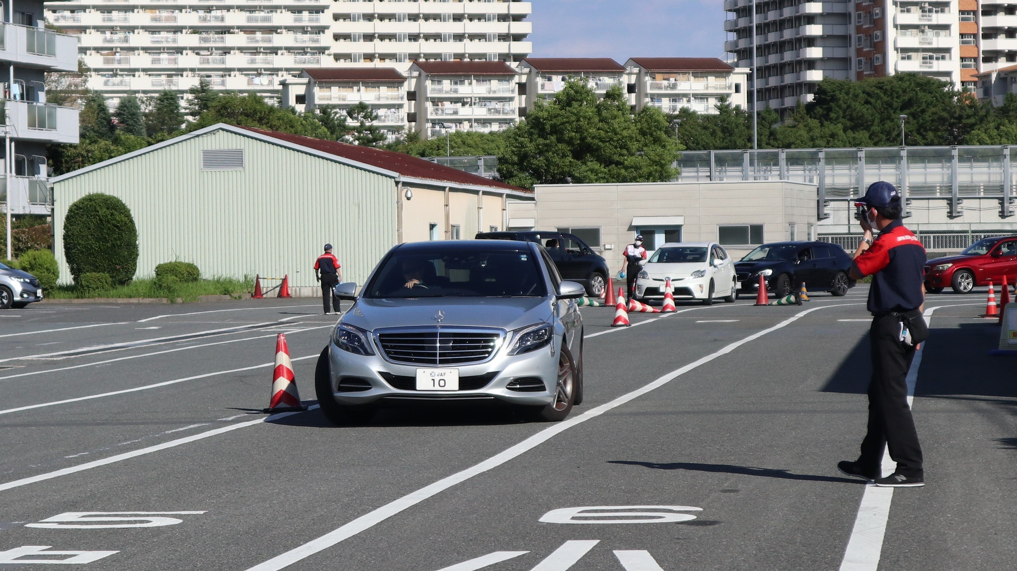 パイロンスラローム走行