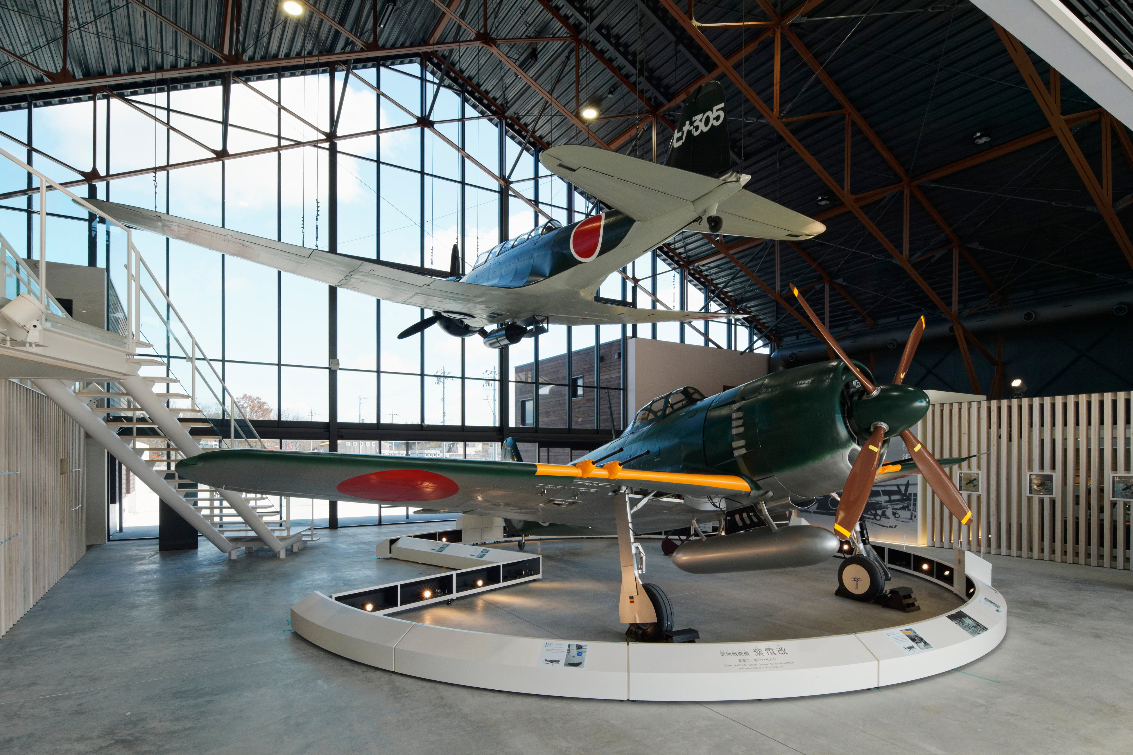 「紫電改」と「九七式艦上攻撃機」(イメージ）：画像提供：神姫バスグループ