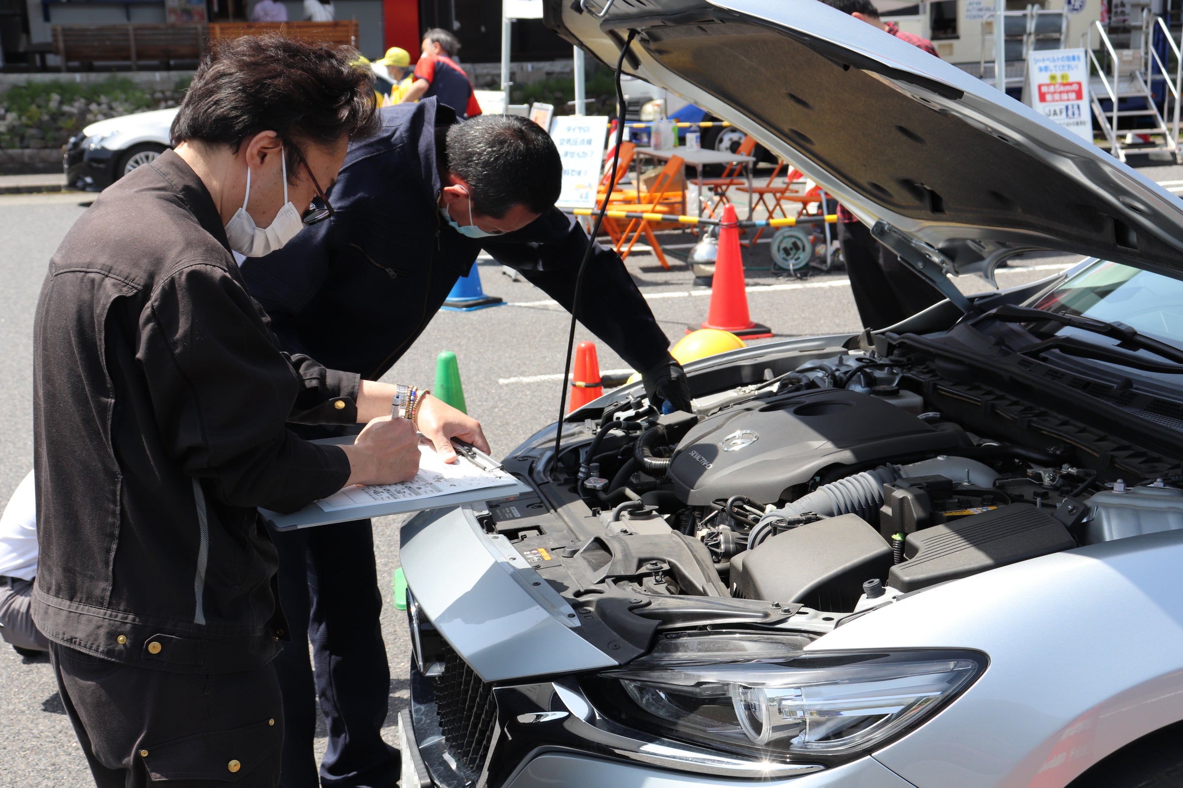 エンジンルーム内も点検します